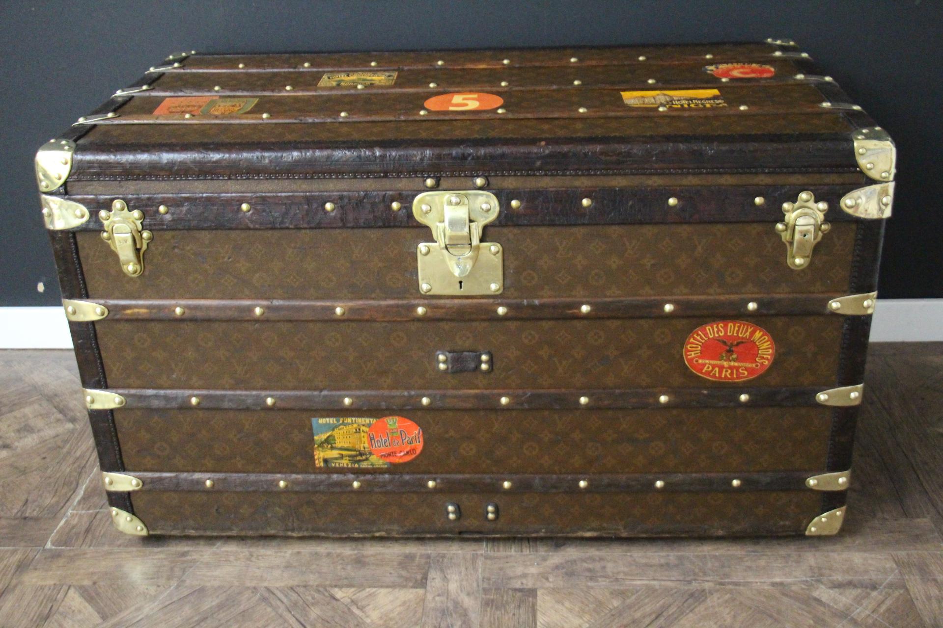 Questo superbo baule a vapore Louis Vuitton presenta una tela con monogramma stencil, finiture in pelle color cioccolato, serrature e borchie in ottone massiccio stampate da LV, maniglie laterali in ottone massiccio e angoli in ottone. Ha una