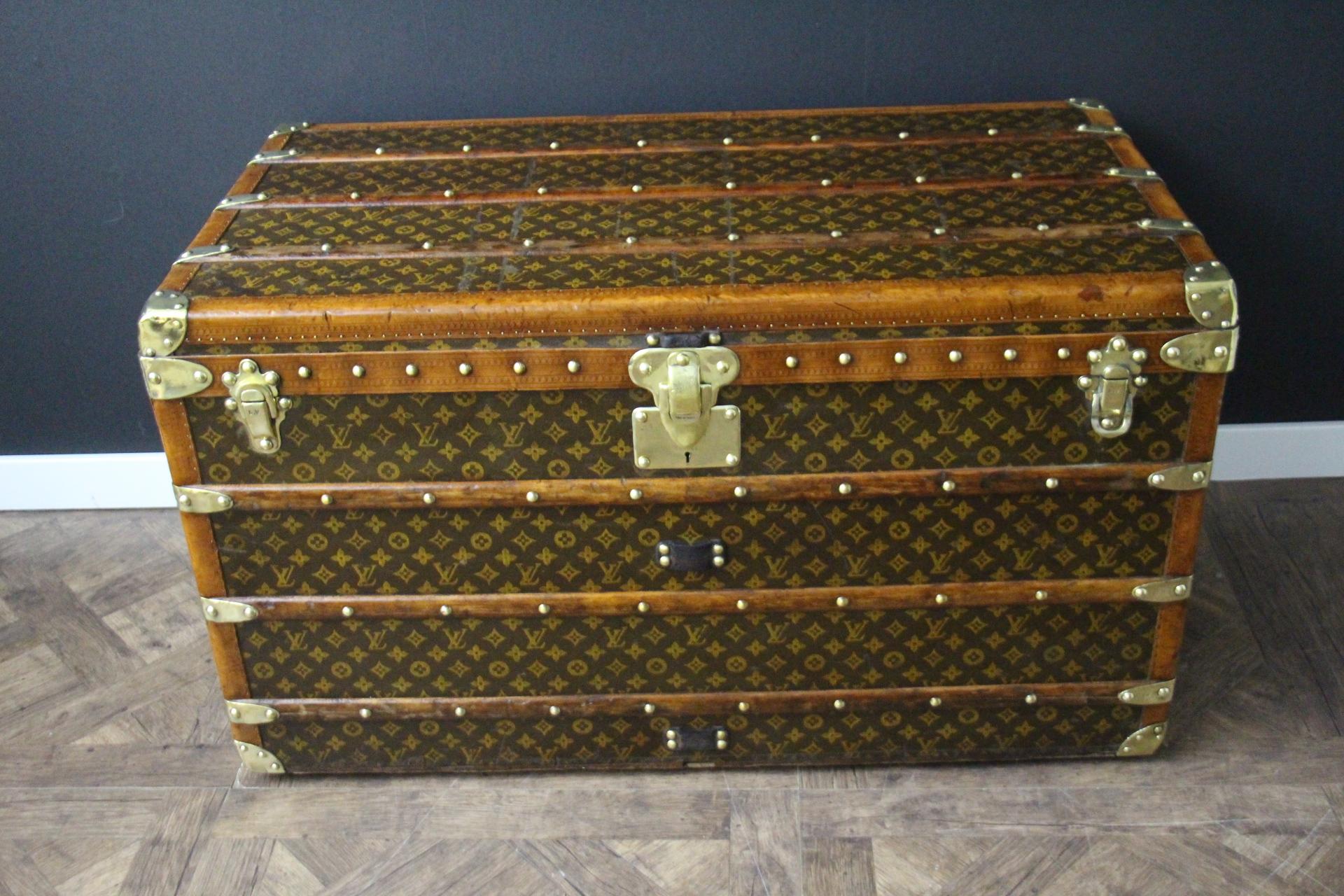 Cette superbe malle à vapeur Louis Vuitton présente une toile monogrammée au pochoir, des garnitures en lozine couleur miel, des serrures et des goujons en laiton massif estampillés LV ainsi que des poignées latérales en cuir et des coins en laiton.