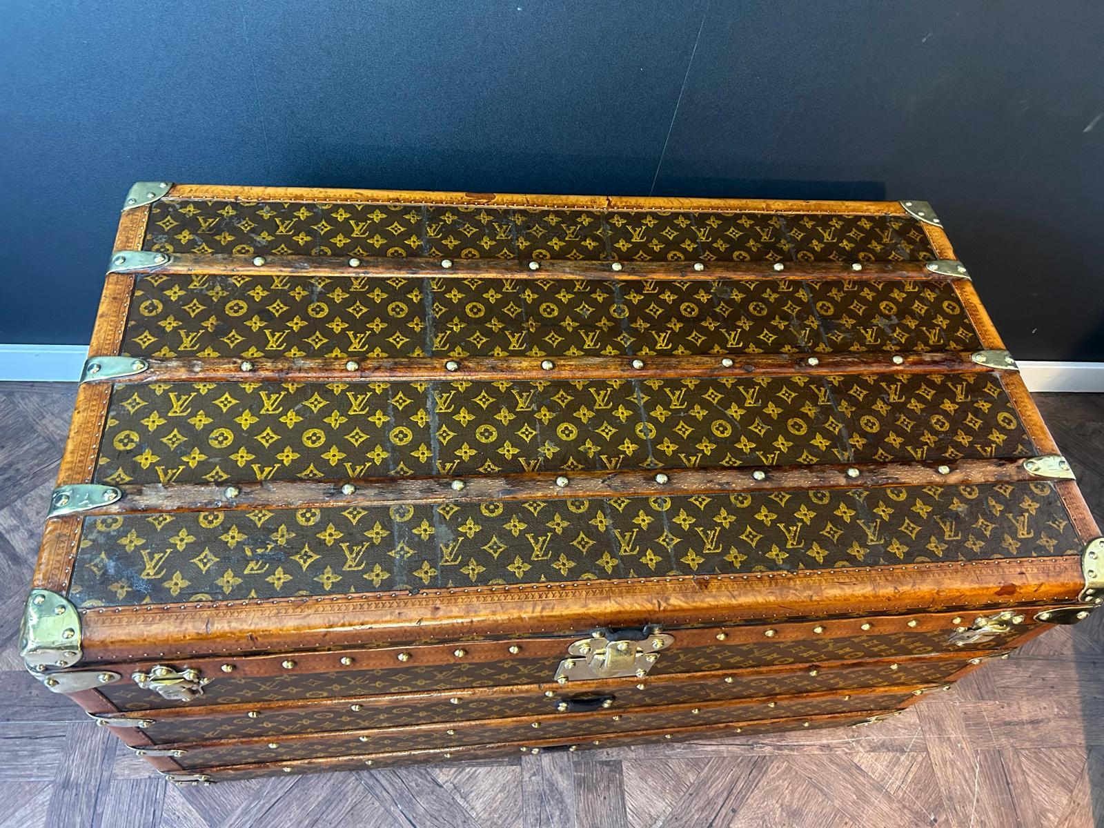 Français Malle Louis Vuitton des années 1920 avec monogramme, Malle à vapeur Louis Vuitton 100 cm en vente