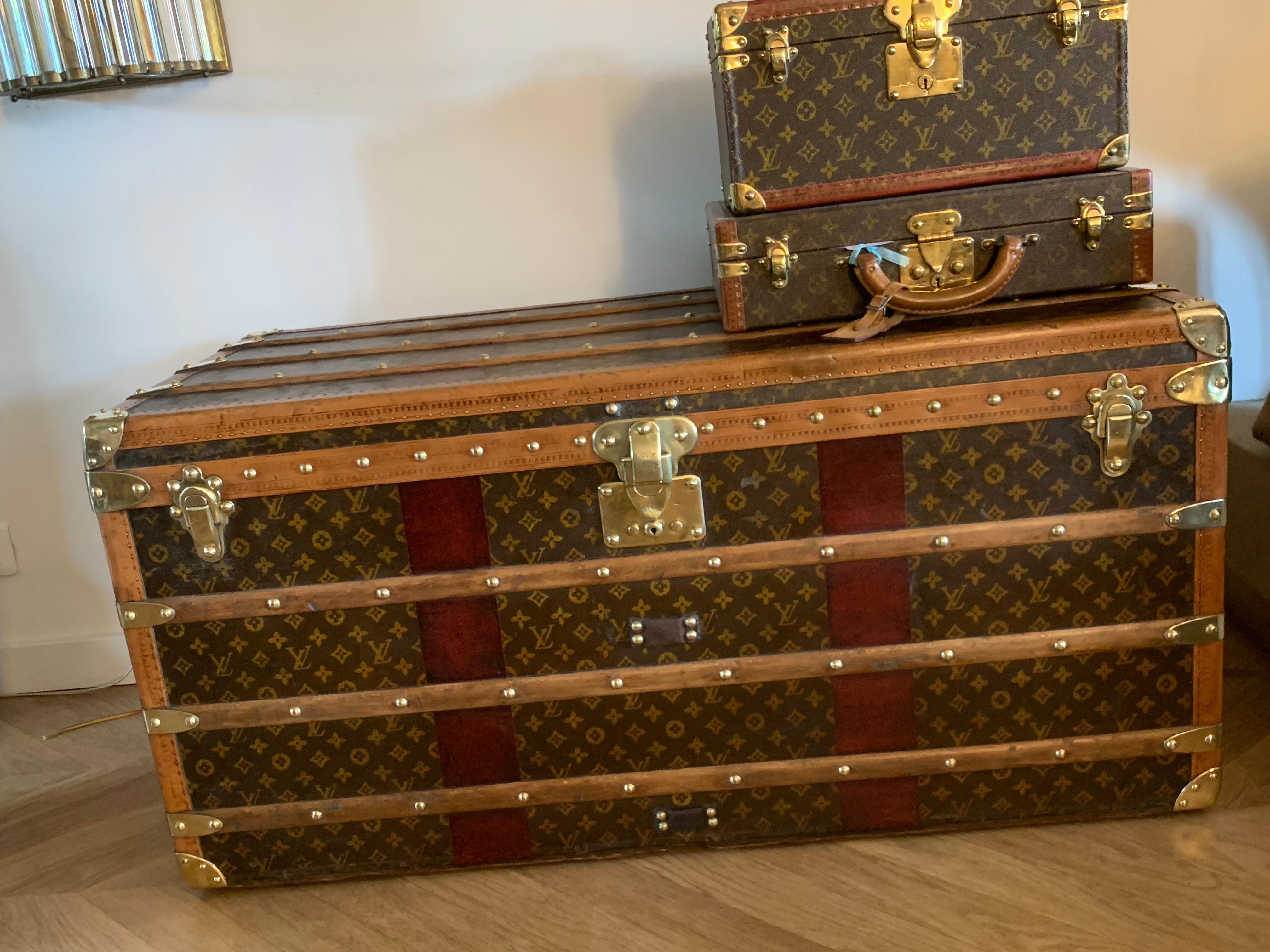 Questo superbo baule a vapore Louis Vuitton presenta una tela con monogram stencil, finiture in lozine color miele, serrature e borchie in ottone massiccio stampate LV, maniglie laterali in pelle e angoli in ottone. Le sue strisce personalizzate