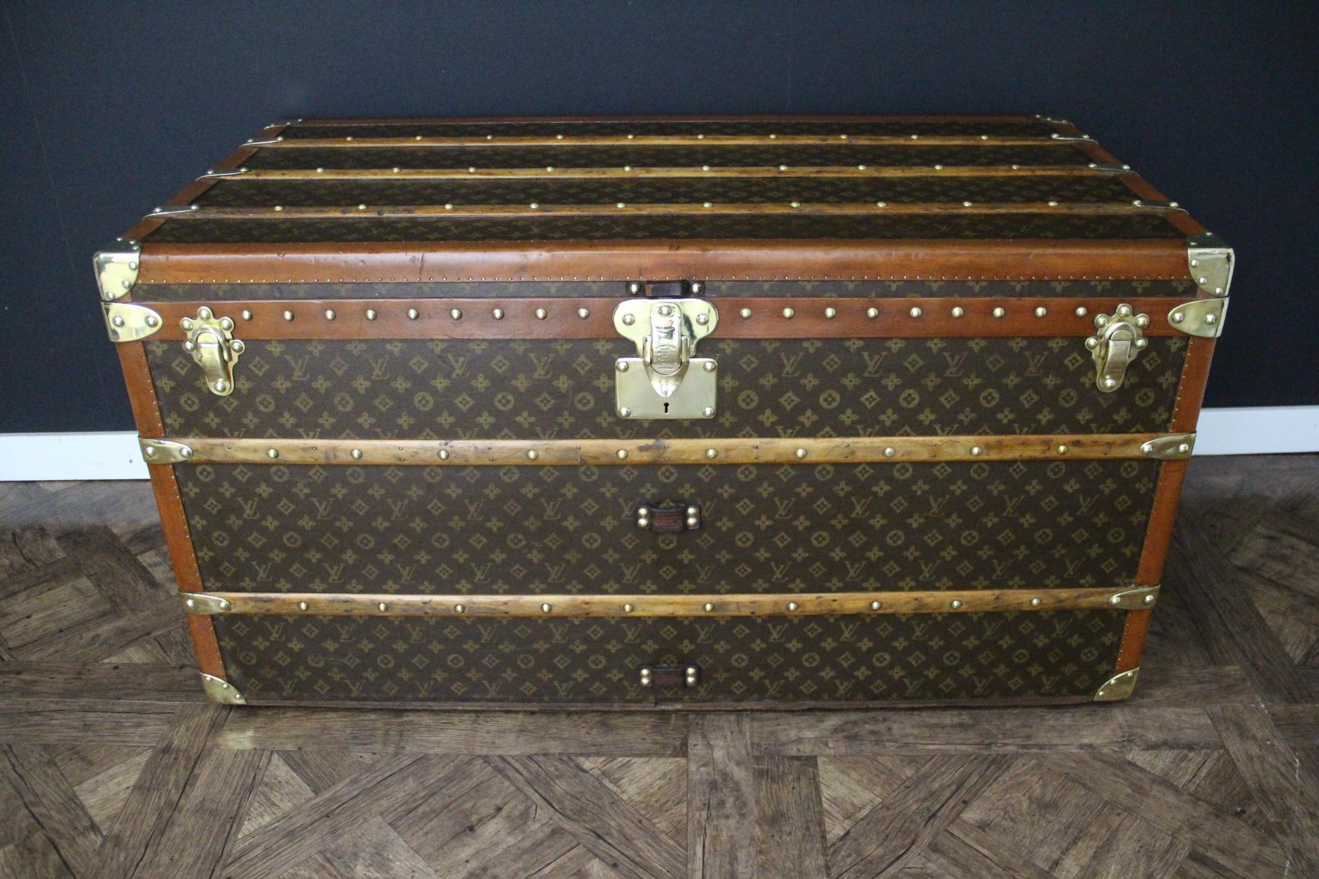 Questo superbo baule a vapore Louis Vuitton è caratterizzato da una tela con monogram stencil dipinto a mano, finiture in lozine color miele, serratura, fermagli e borchie in ottone massiccio con marchio LV, maniglie laterali in pelle e angoli in