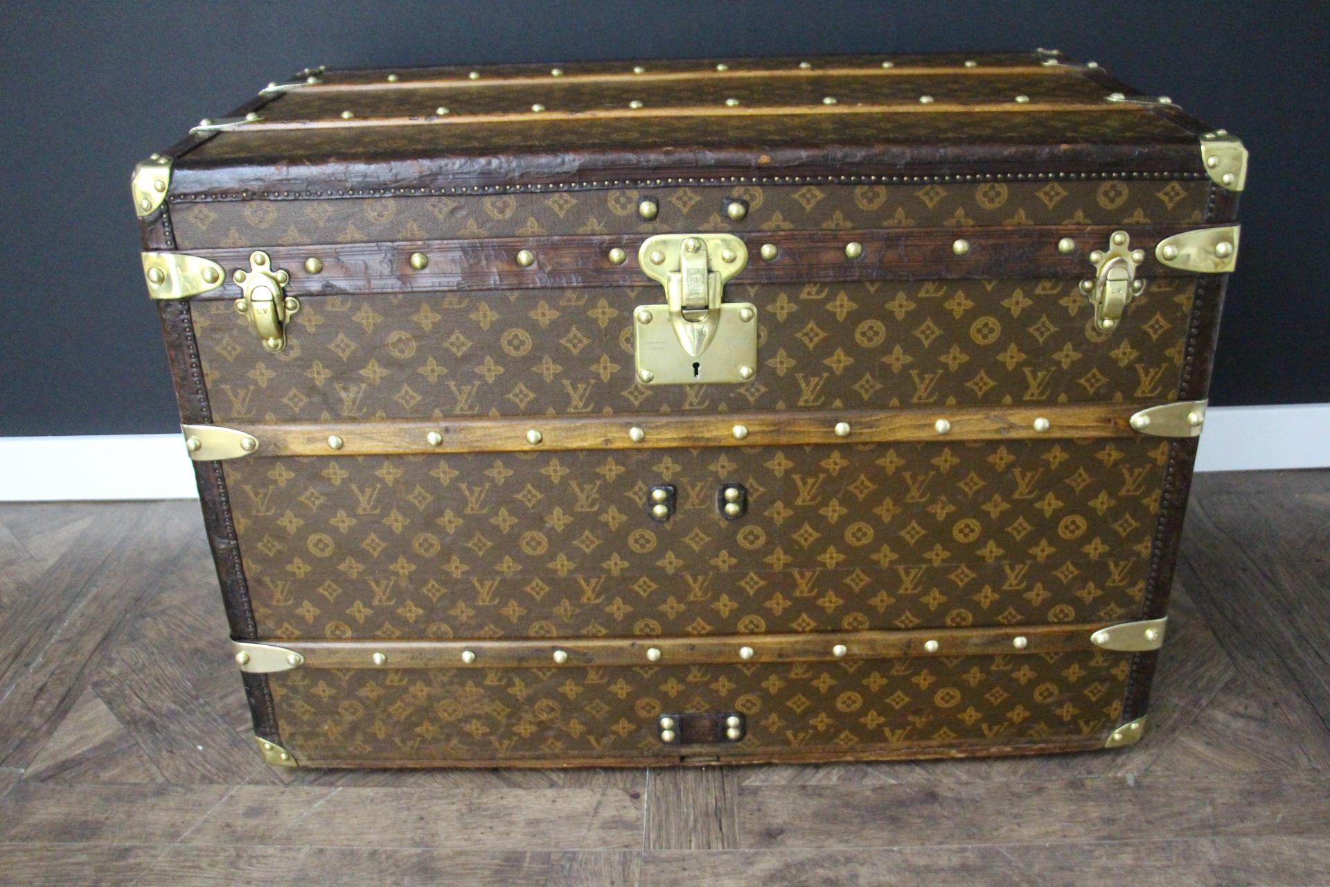 Superbe malle à vapeur Louis Vuitton avec toile peinte au pochoir, garniture en cuir couleur chocolat profond, fermoirs, serrure et goujons en laiton massif estampillés Louis Vuitton, coins en laiton massif et poignées latérales en laiton massif