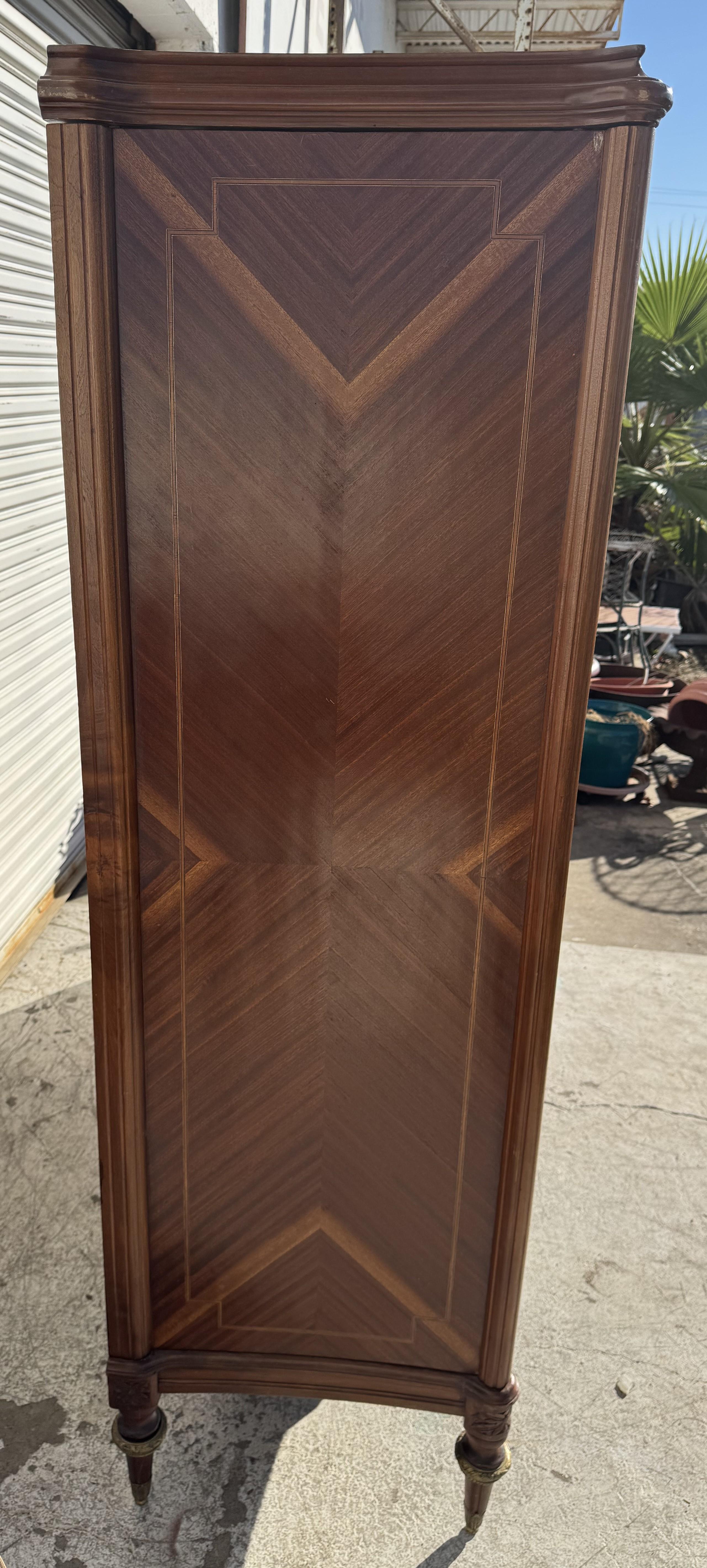 Armoire in noce Luigi XVI del 1920 con ormolatura in ottone, intarsio e intarsio in vendita 3