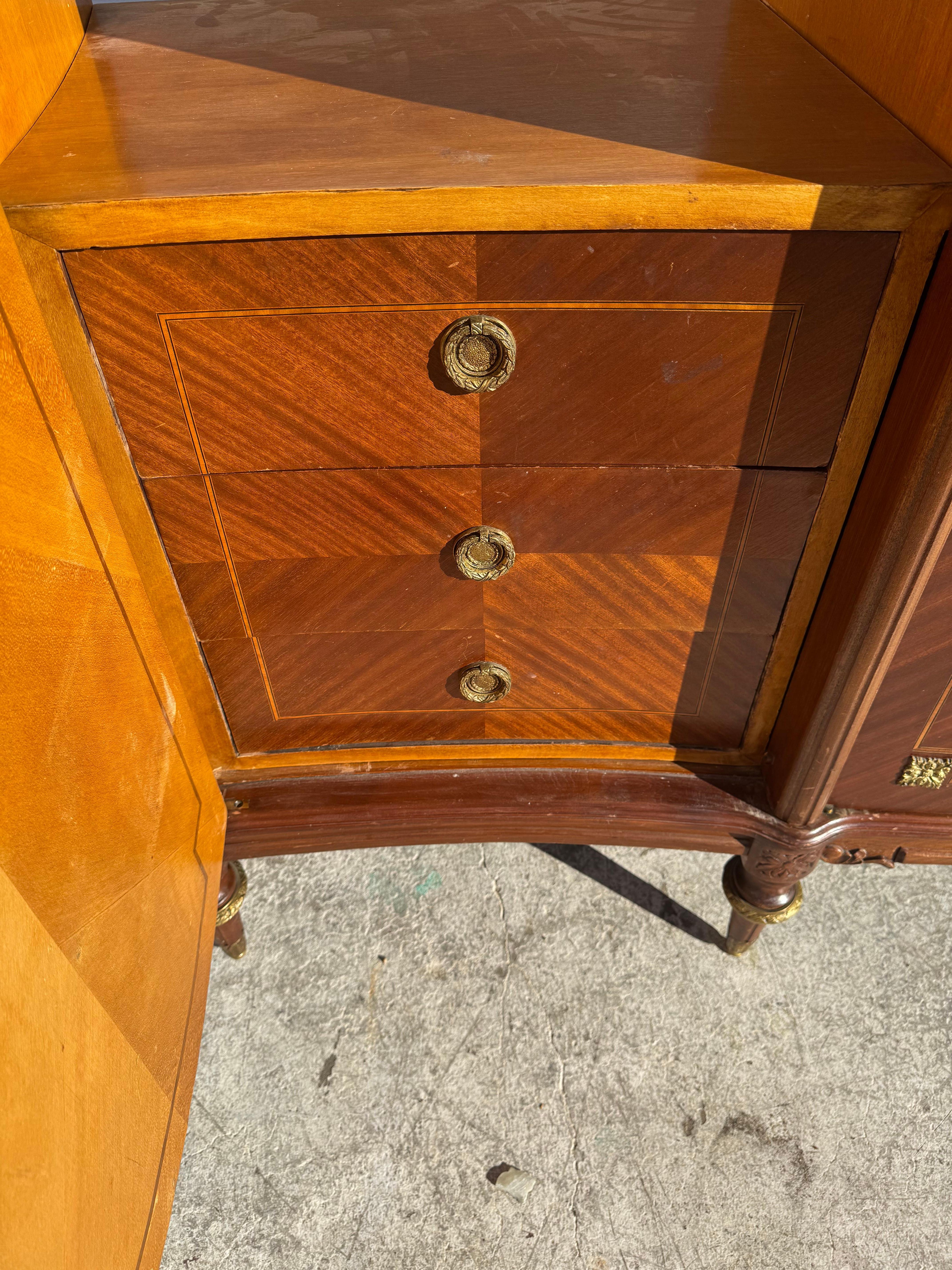Armoire in noce Luigi XVI del 1920 con ormolatura in ottone, intarsio e intarsio in vendita 4