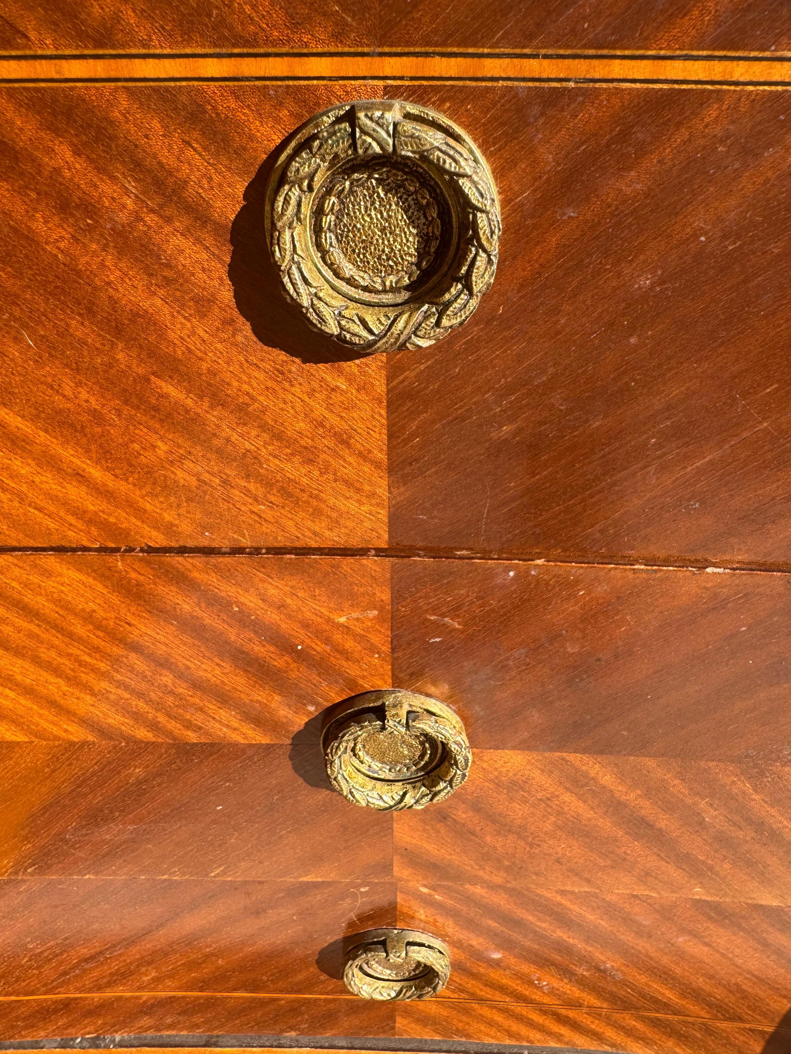 Armoire in noce Luigi XVI del 1920 con ormolatura in ottone, intarsio e intarsio in vendita 5