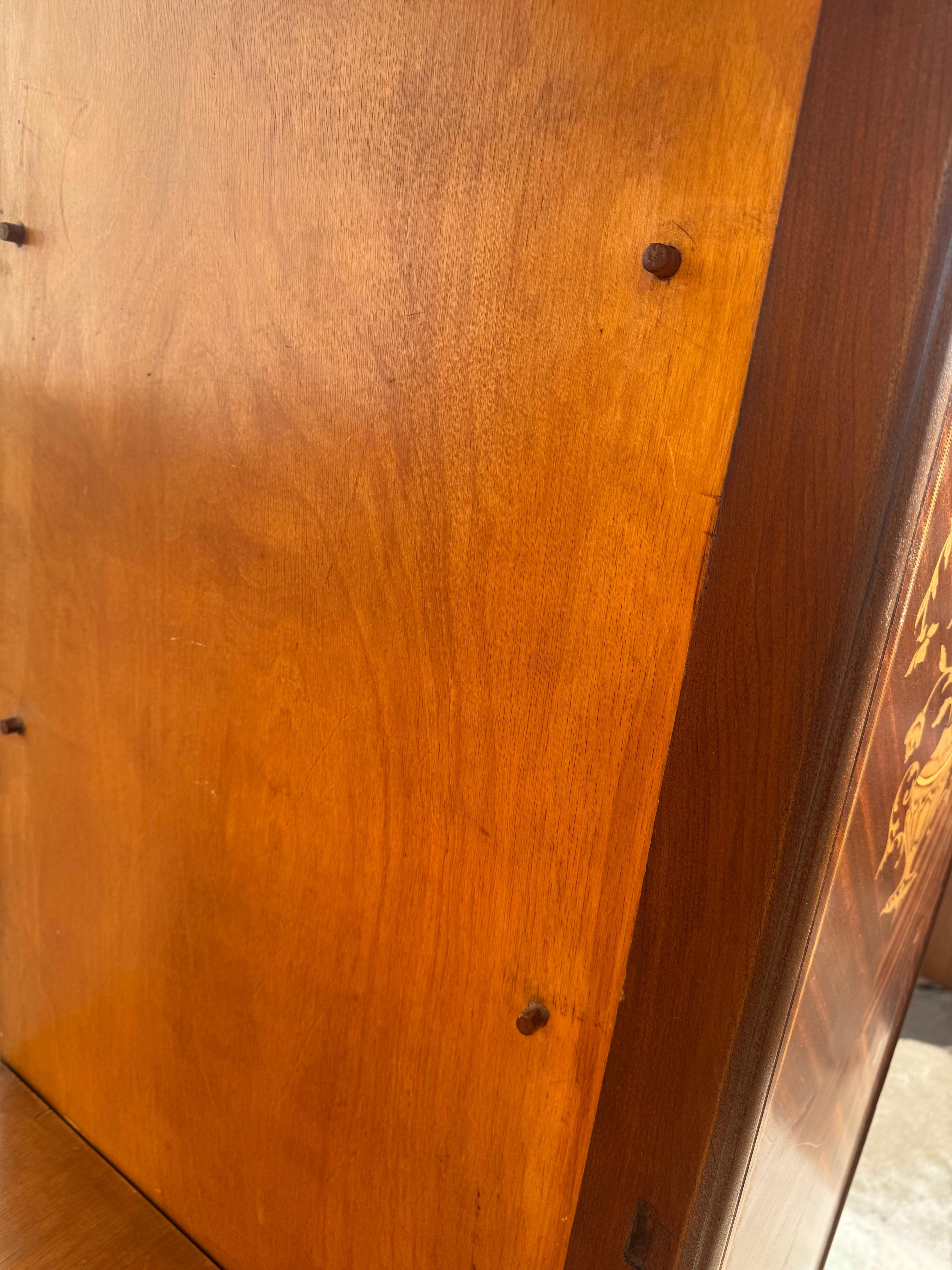 Armoire in noce Luigi XVI del 1920 con ormolatura in ottone, intarsio e intarsio in vendita 6