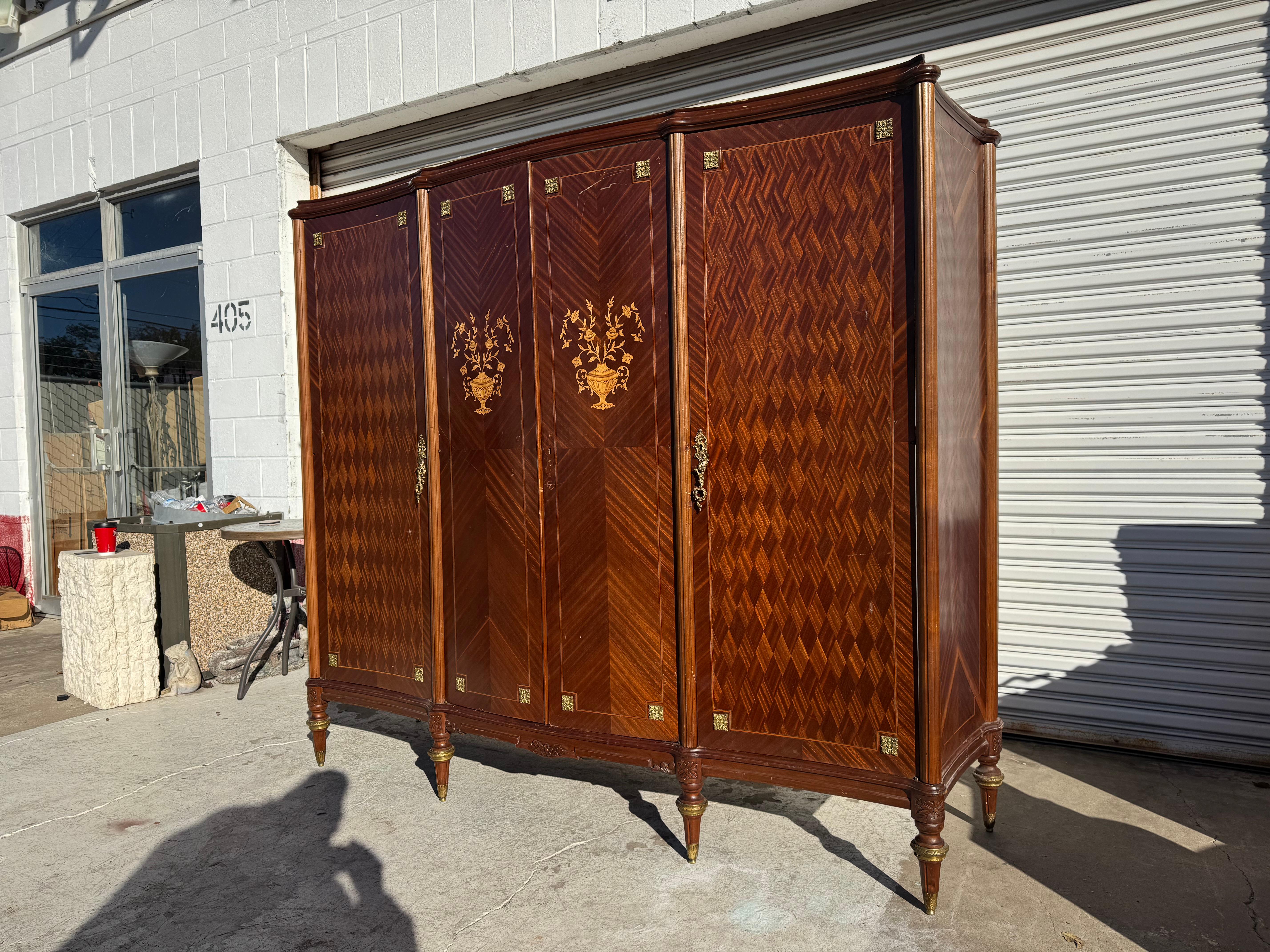 Francese Armoire in noce Luigi XVI del 1920 con ormolatura in ottone, intarsio e intarsio in vendita