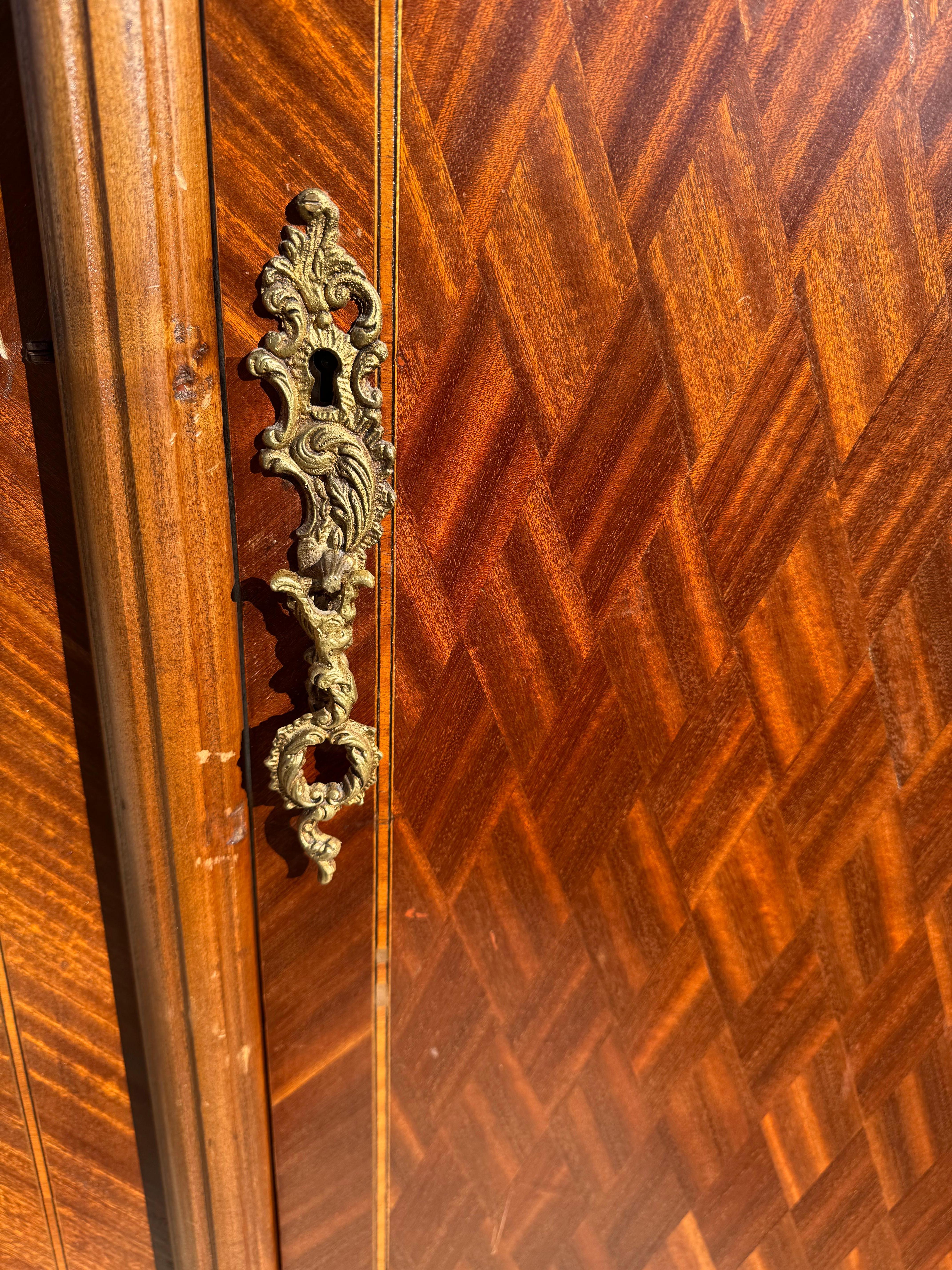 Armoire in noce Luigi XVI del 1920 con ormolatura in ottone, intarsio e intarsio In condizioni buone in vendita a Pasadena, TX