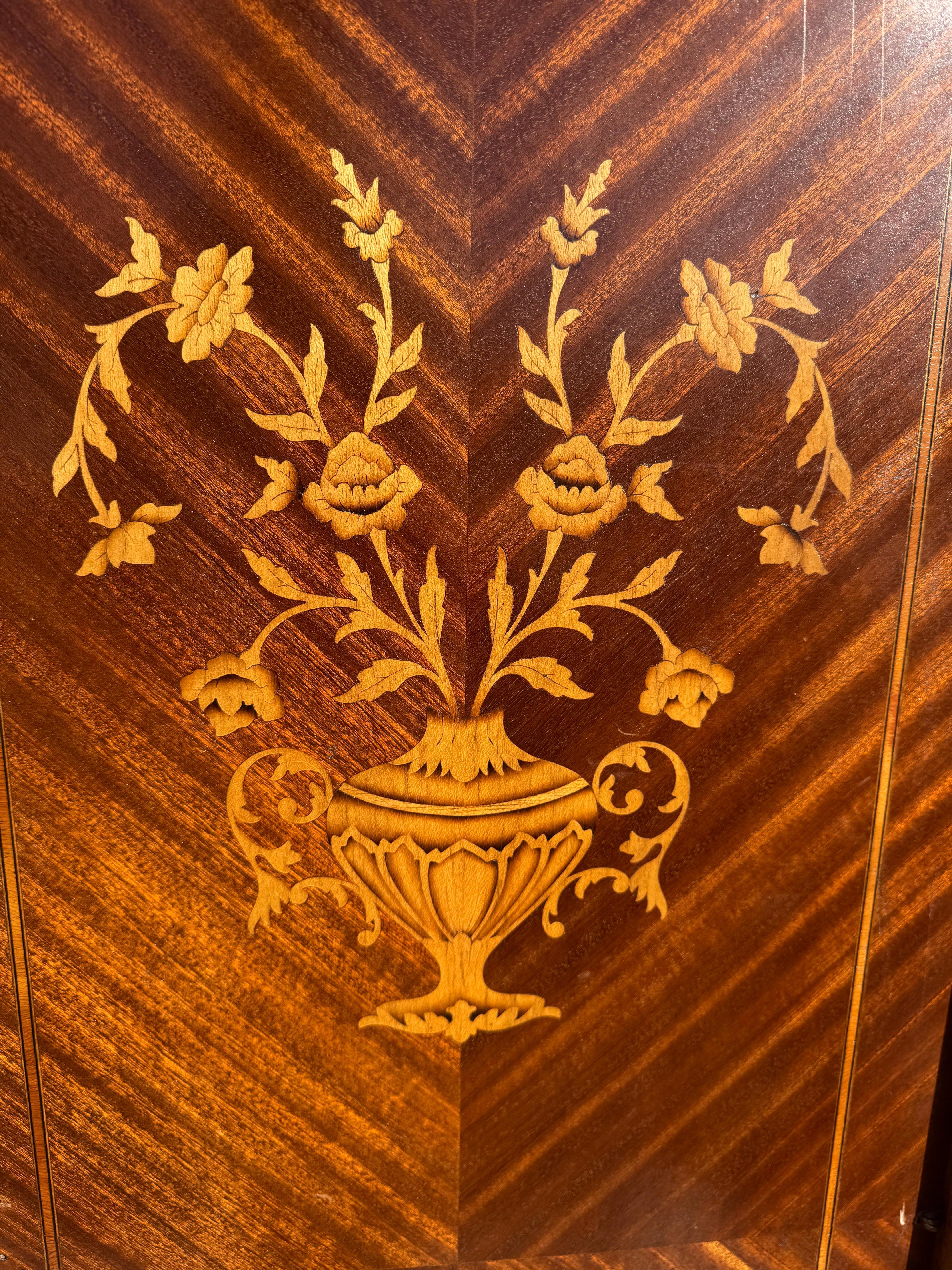 Inizio XX secolo Armoire in noce Luigi XVI del 1920 con ormolatura in ottone, intarsio e intarsio in vendita