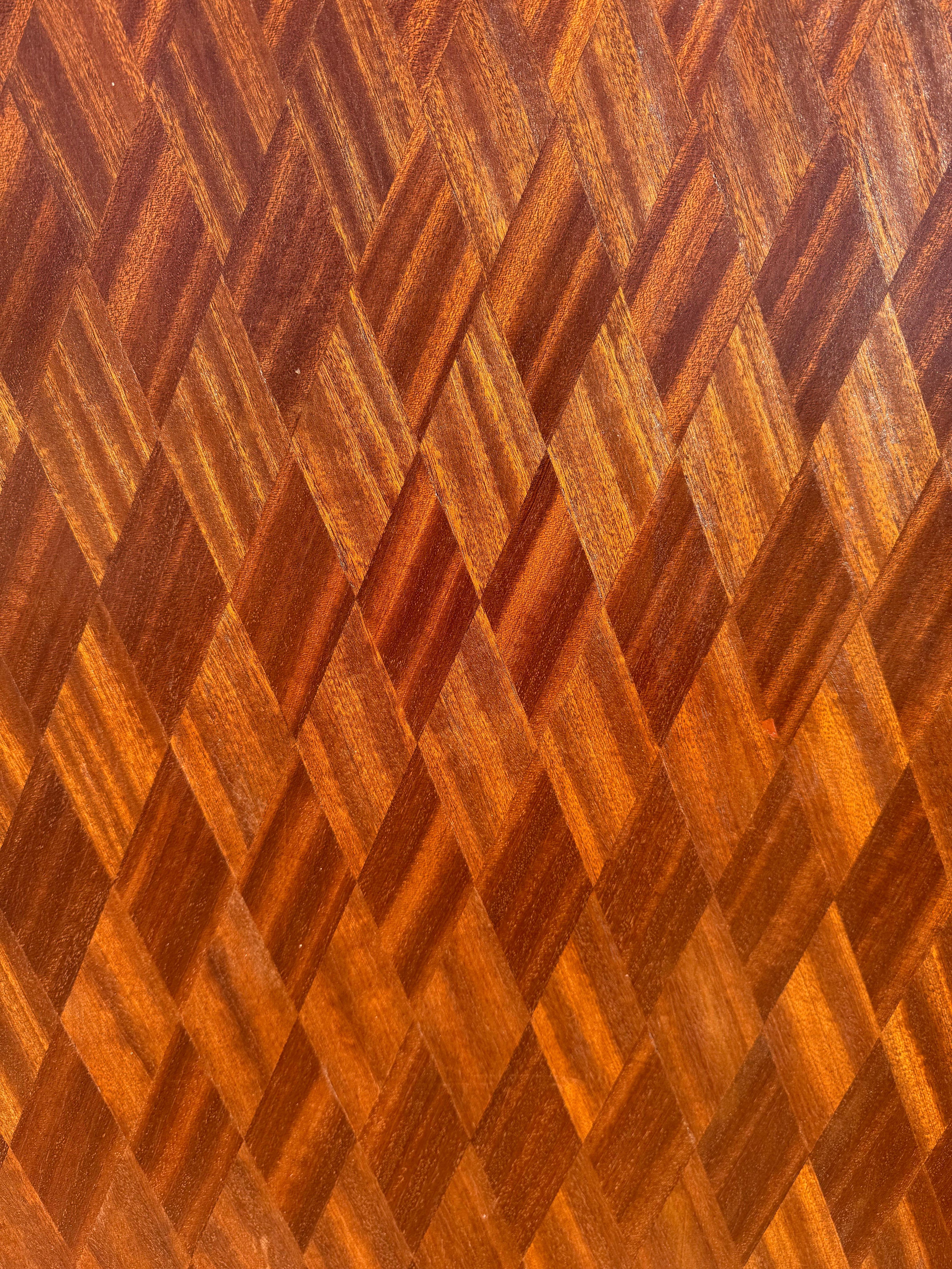 Ottone Armoire in noce Luigi XVI del 1920 con ormolatura in ottone, intarsio e intarsio in vendita