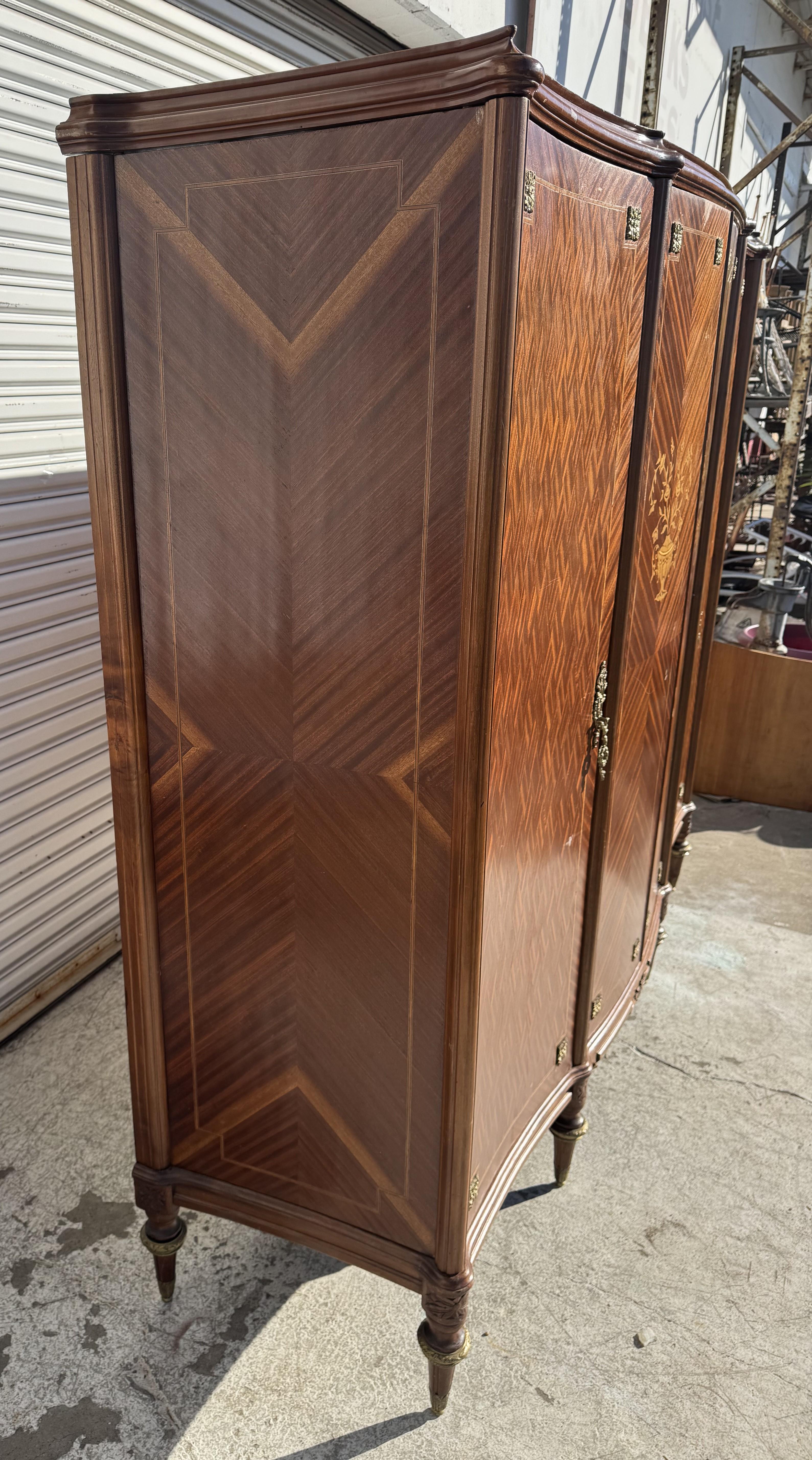 Armoire in noce Luigi XVI del 1920 con ormolatura in ottone, intarsio e intarsio in vendita 1