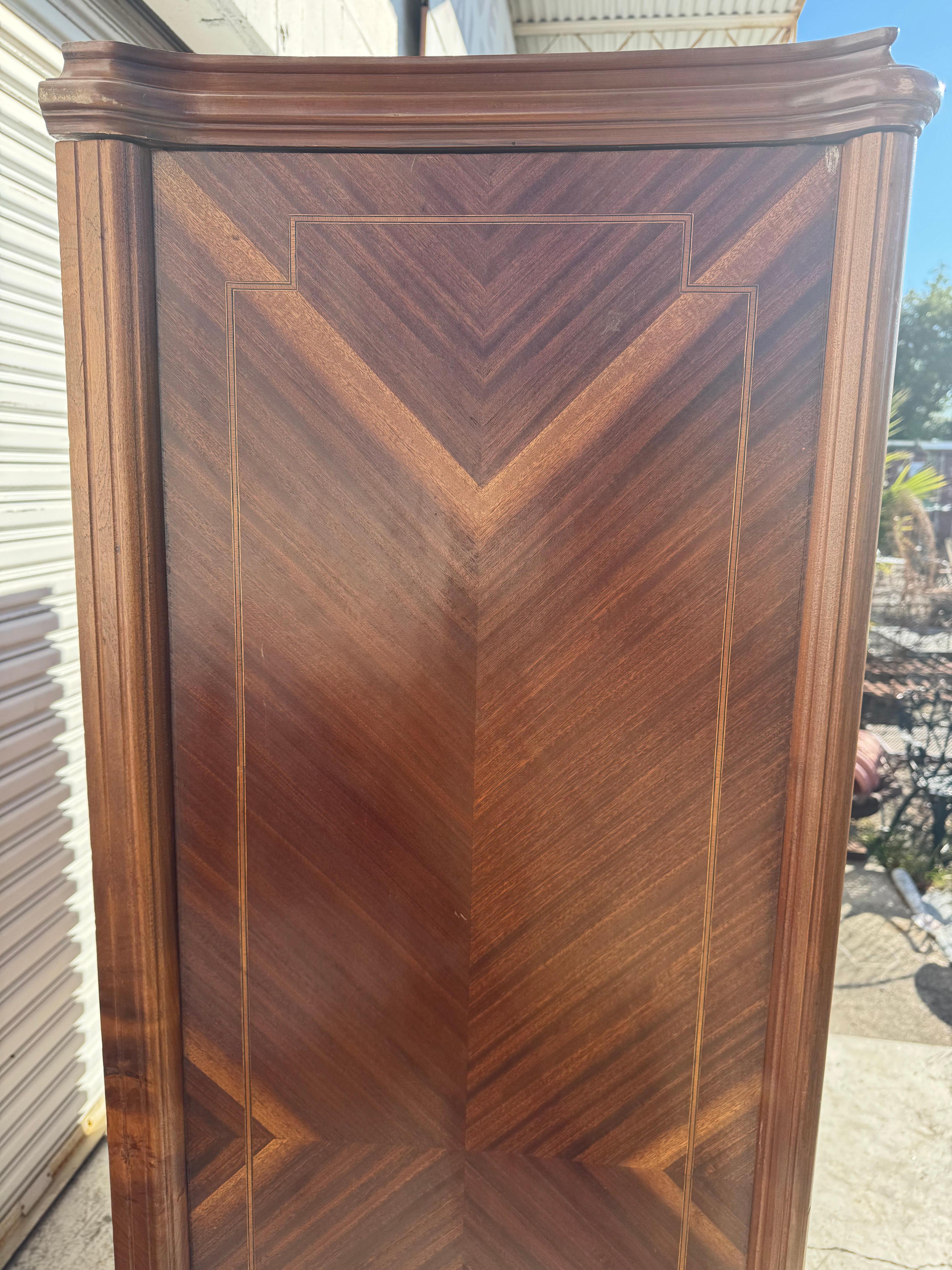 Armoire in noce Luigi XVI del 1920 con ormolatura in ottone, intarsio e intarsio in vendita 2