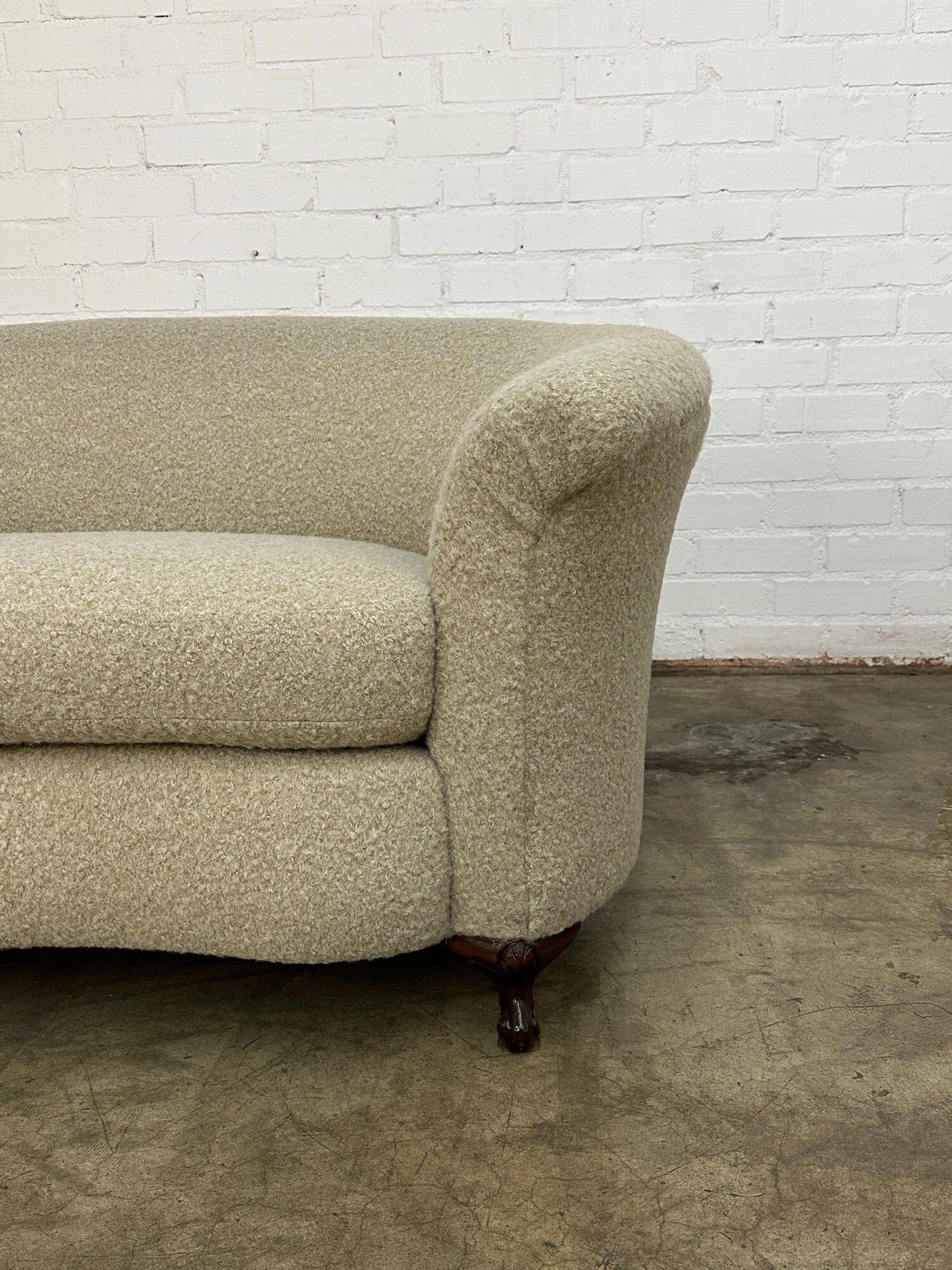 W58 D32 H29 SW35 SD21.5 SH19 AH26

Vintage-Sofa mit gebogener Rückenlehne aus den 1920er Jahren in vollständig restauriertem Zustand. Der Artikel verfügt über neu gestaltete Krallenfüße, frischen Schaumstoff und frischen, gewirbelten beigen