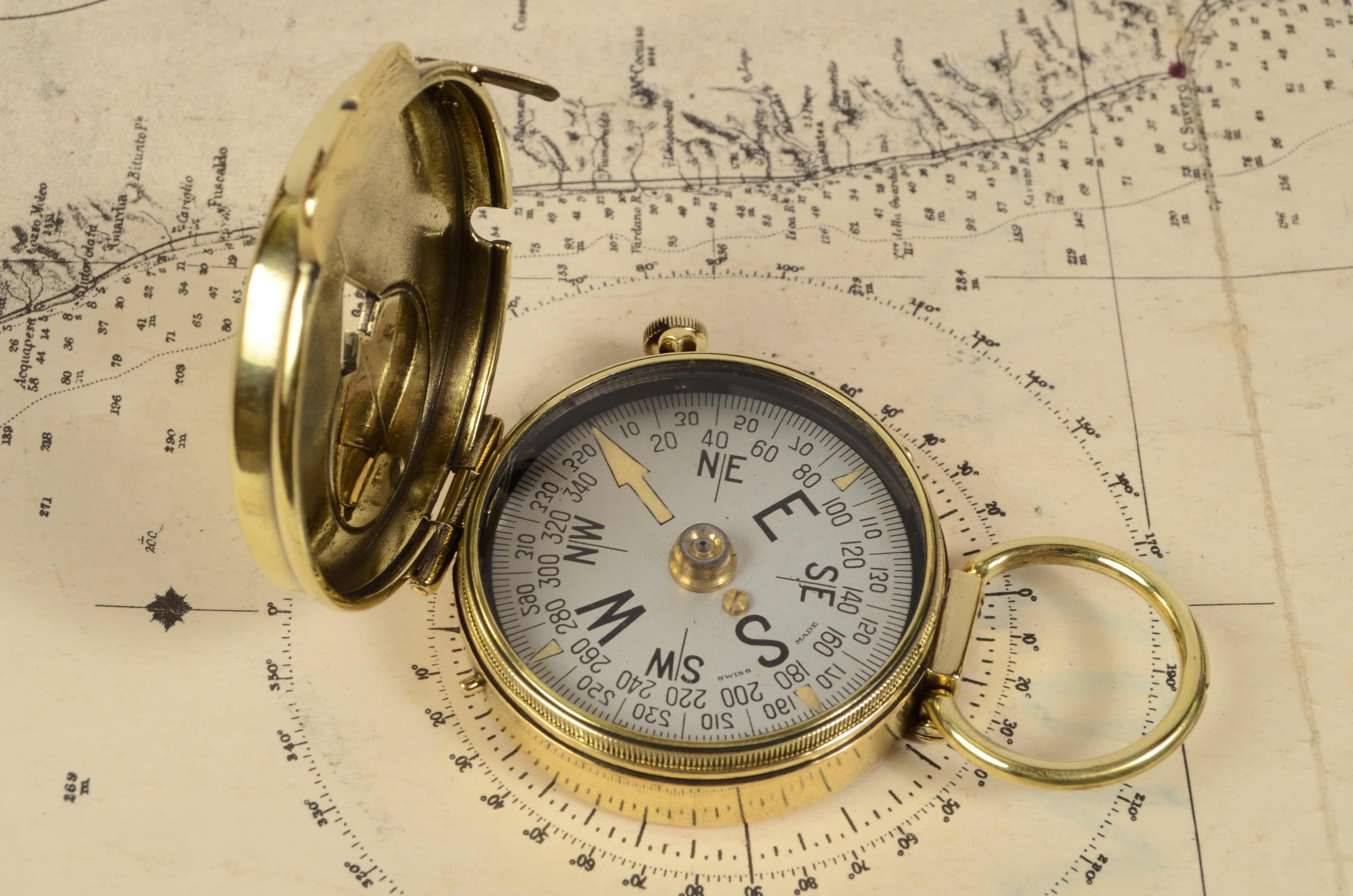 Magnetic brass pocket compass, signed Plan Neuchatel Switzerland n. 94823 from the 1920s and built for the U.S Engineer Corps. It is a compass typically used in recreational sailing, therefore on boats less subject to magnetic deviation.
It can