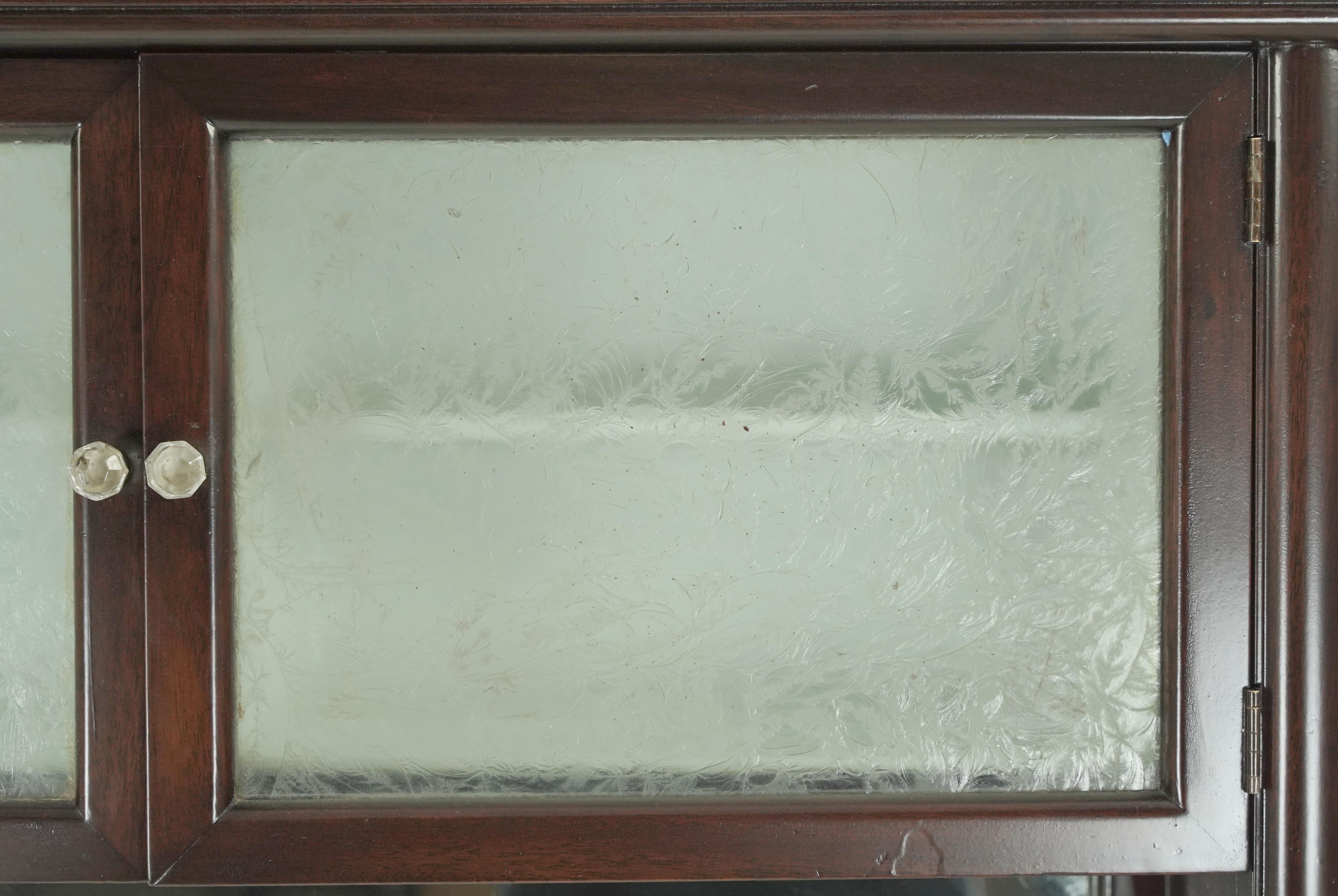 Gabinete dental de caoba y cristal de leche de los años 20 22 cajones Estadounidense