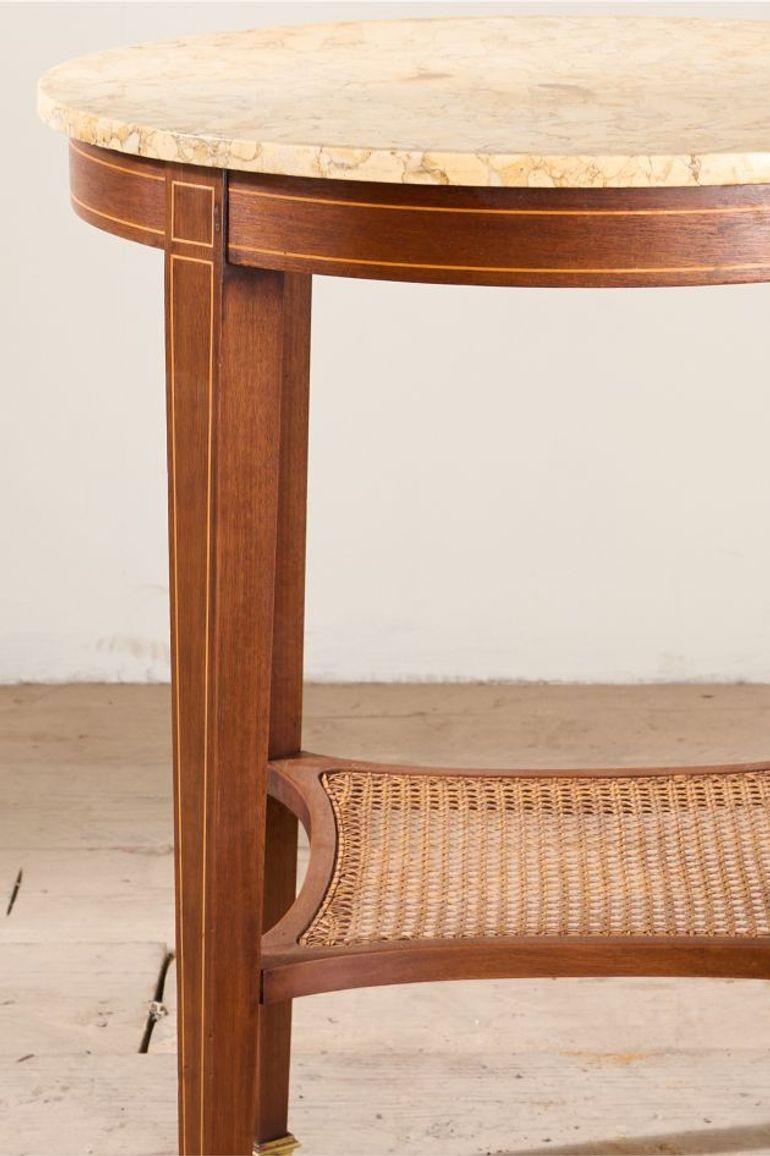 Si tratta di un tavolo Gueridon francese dell'inizio del XX secolo particolarmente curato. Un design che non ho mai visto prima, con l'elegante dettaglio delle corde e il ripiano in rattan in condizioni pulite. Anche il piano in marmo giallo si