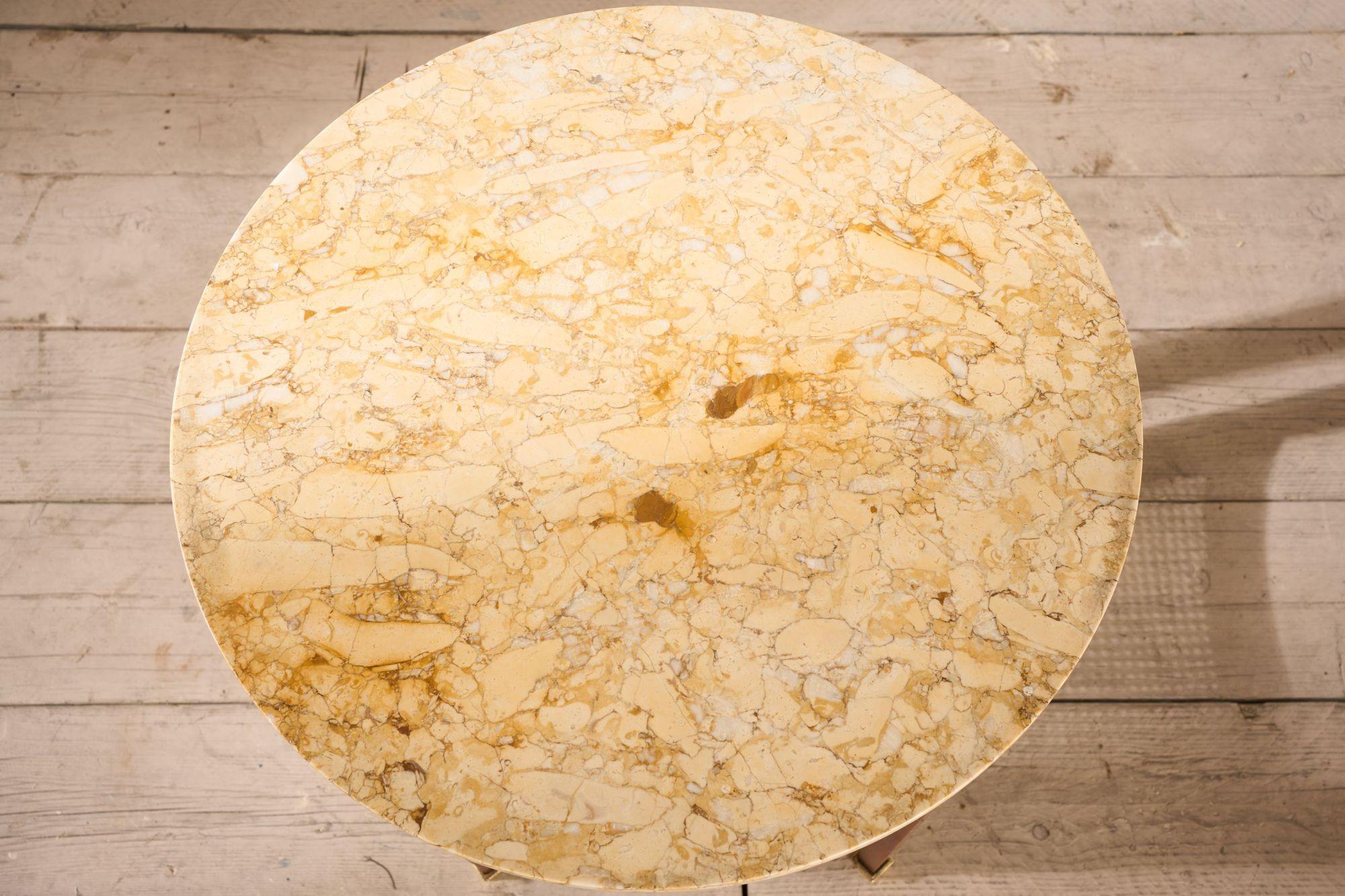 Tavolo Gueridon a ripiani in rattan e marmo giallo in mogano del 1920 in vendita 1