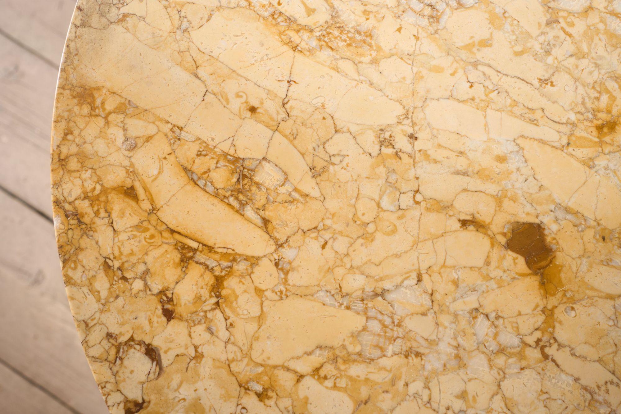 Tavolo Gueridon a ripiani in rattan e marmo giallo in mogano del 1920 in vendita 2