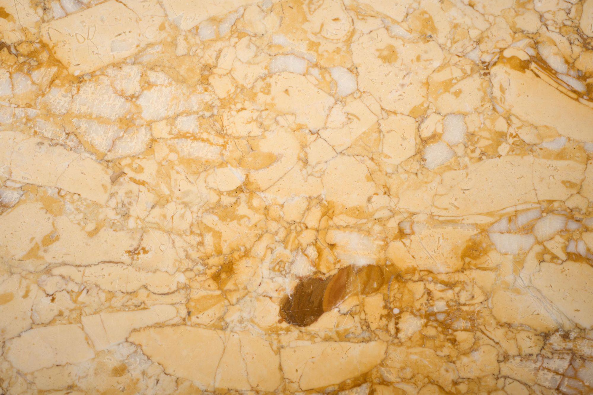 Tavolo Gueridon a ripiani in rattan e marmo giallo in mogano del 1920 in vendita 3