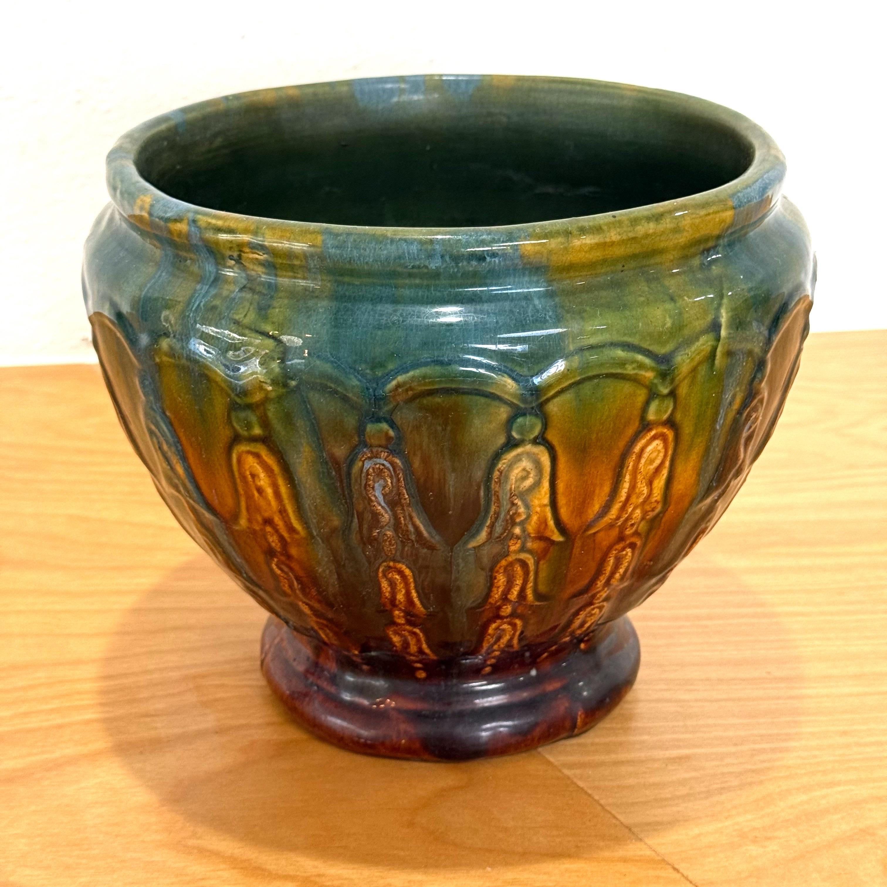 Ancienne Brosse McCoy Vert Vert Brown Glaze Majolica Pottery

Jardinière en émail mélangé de McCoy. La glaçure contient du bleu, du vert, du brun et du jaune. Pas d'ébréchures ni de fissures, mais quelques défauts d'usine. des années 1920.

En 1848,