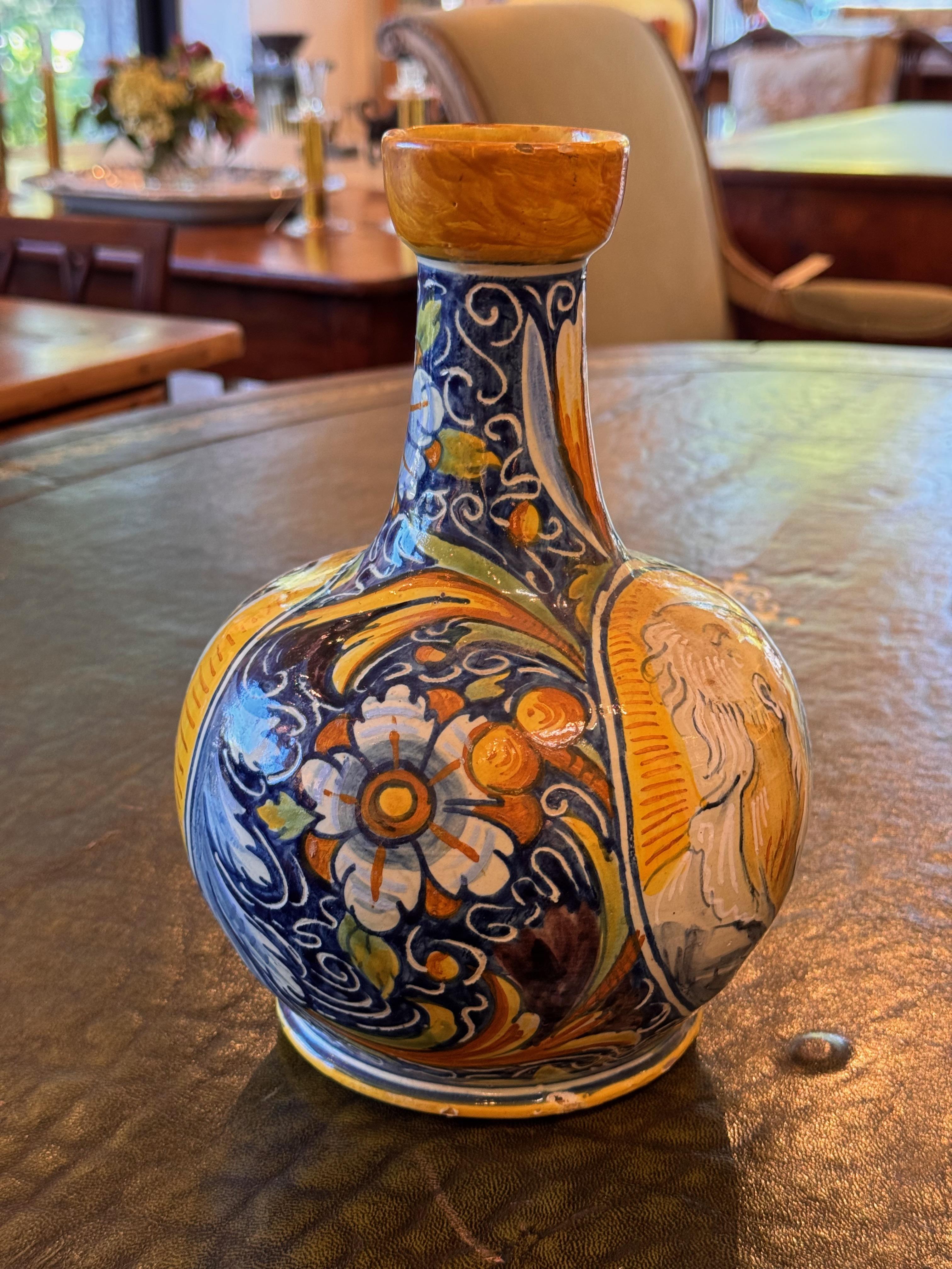 Un bel vaso con un'ottima decorazione. Un design vivace.