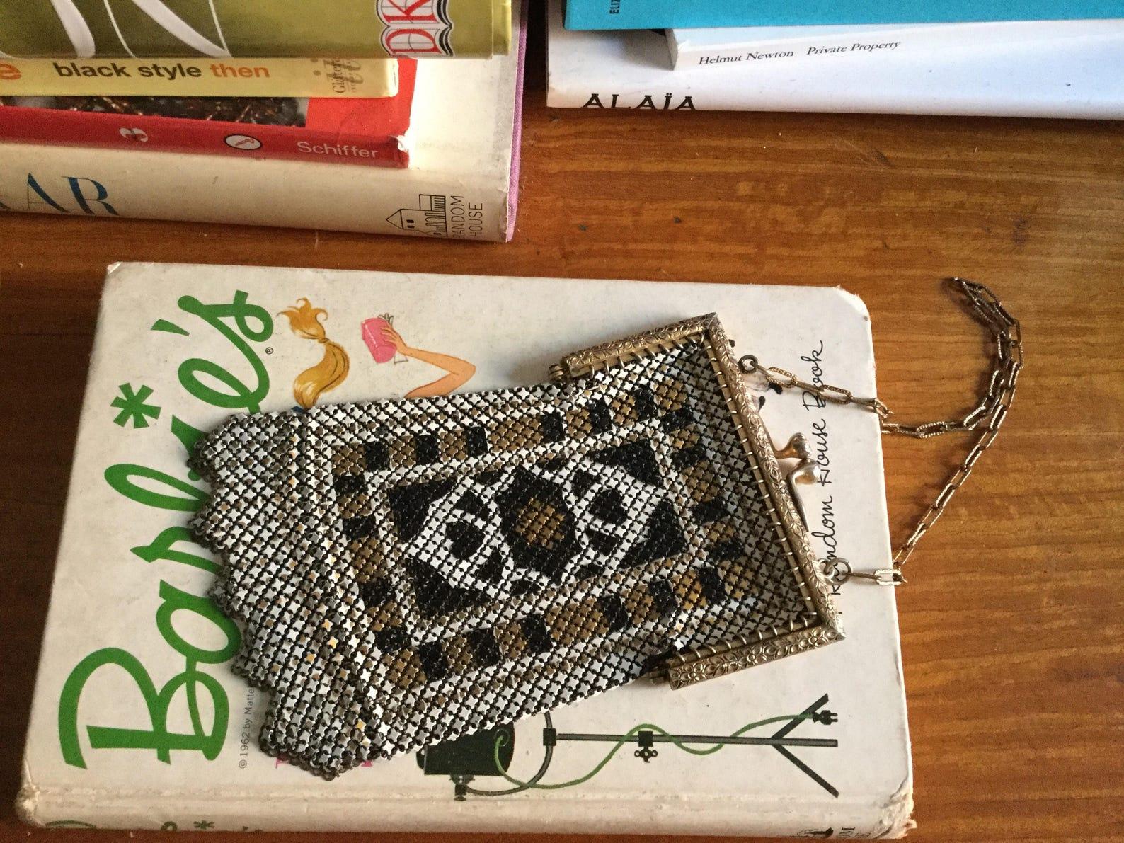 Beautiful antique art deco mesh metal purse. enamel painted gold metal. geometric pattern. carved gold frame. link chain wrist strap. van dyke fringe. double blossom kiss lock closure.

✩ A wonderful piece of fashion history!

Circa 1920s
Label: