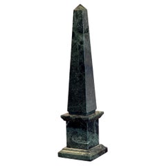 Obelisco in marmo degli anni '20
