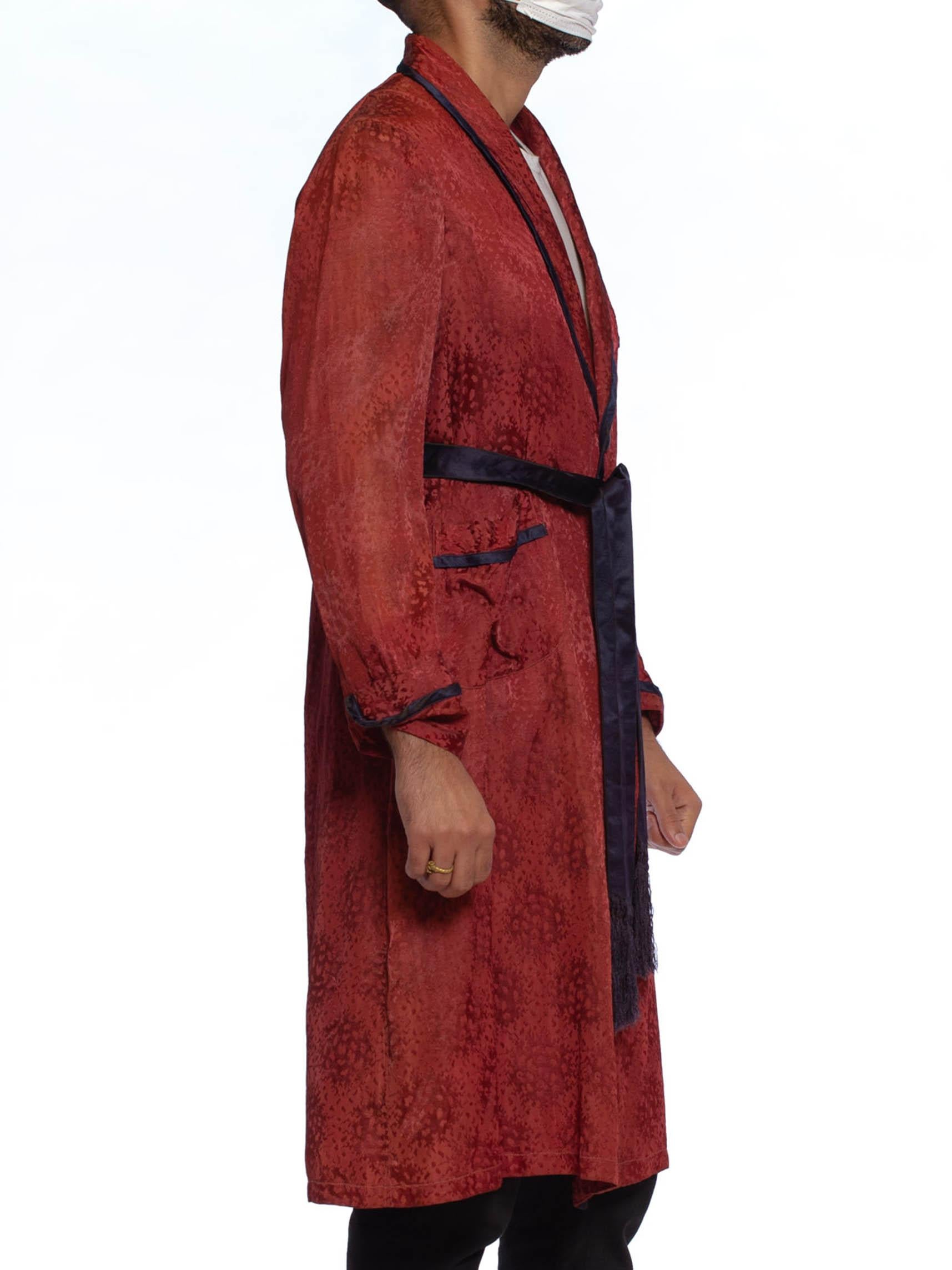 1920S Maroon Silk Jaquard Antique Mens Robe In Excellent Condition For Sale In New York, NY