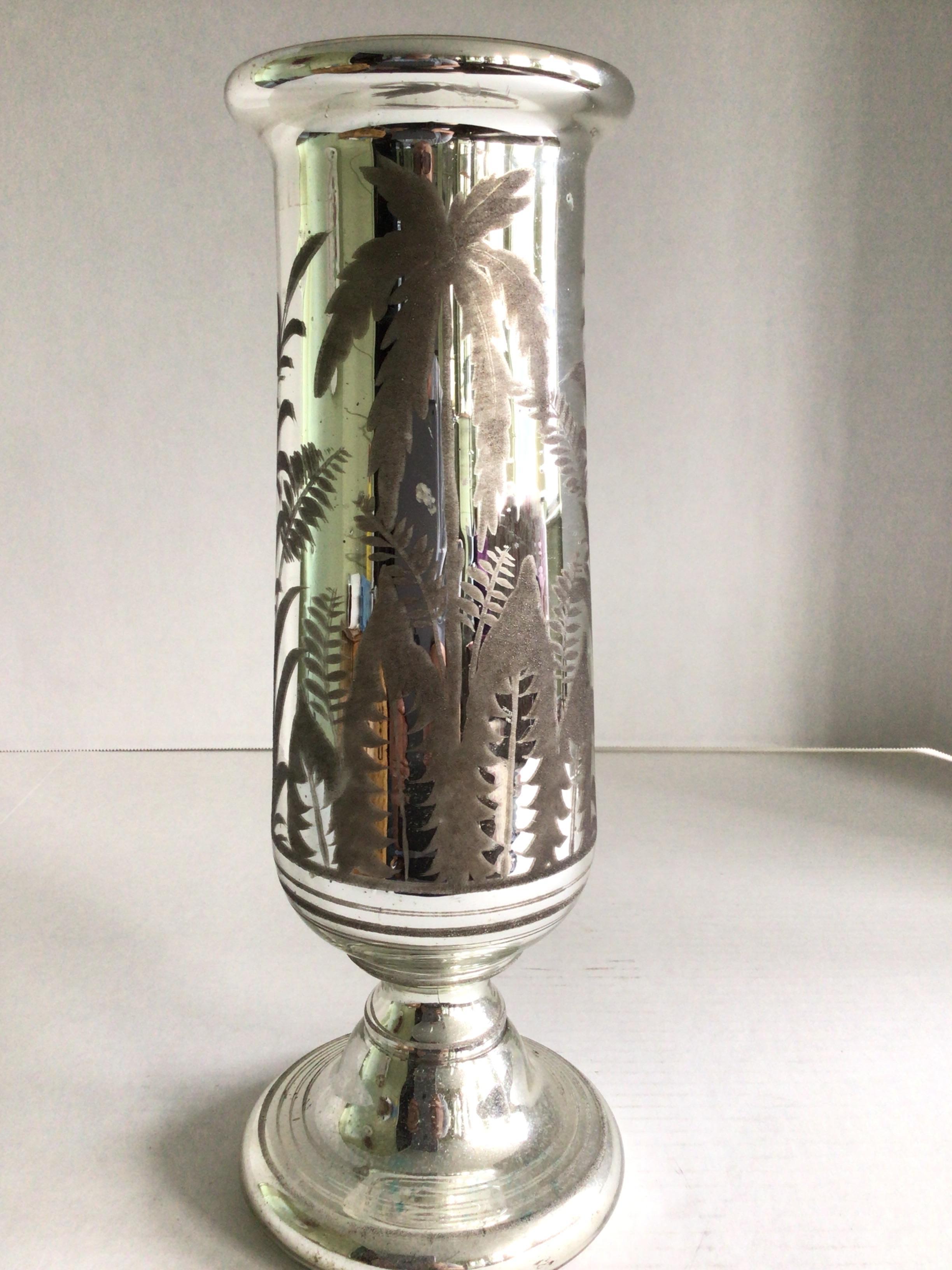 Vaso in vetro Mercury degli anni '20 con decalcomania incisa applicata
Interni color oro