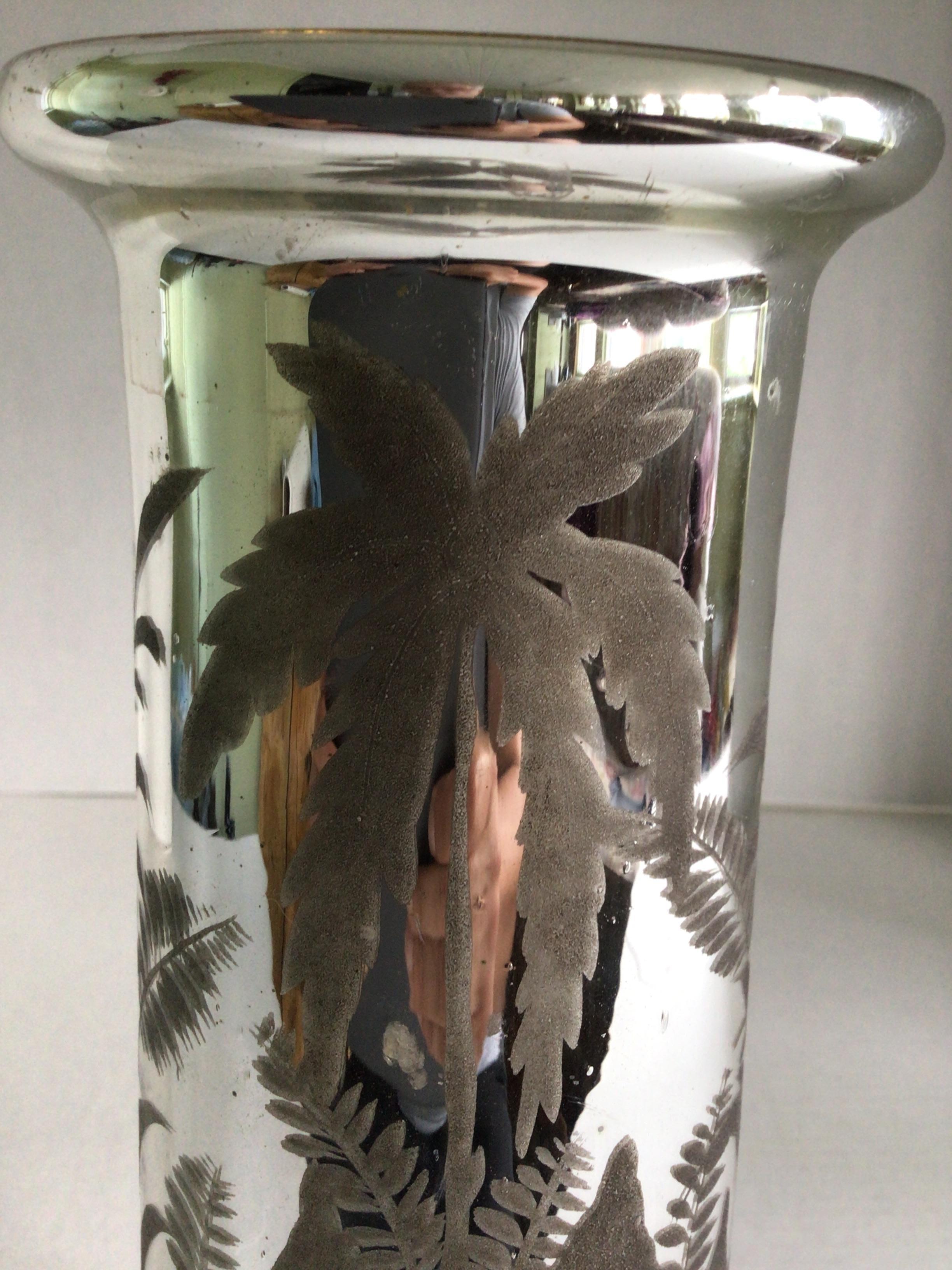 Realizzato con acquaforte Vaso in vetro di mercurio degli anni '20 con decalcomania incisa in vendita