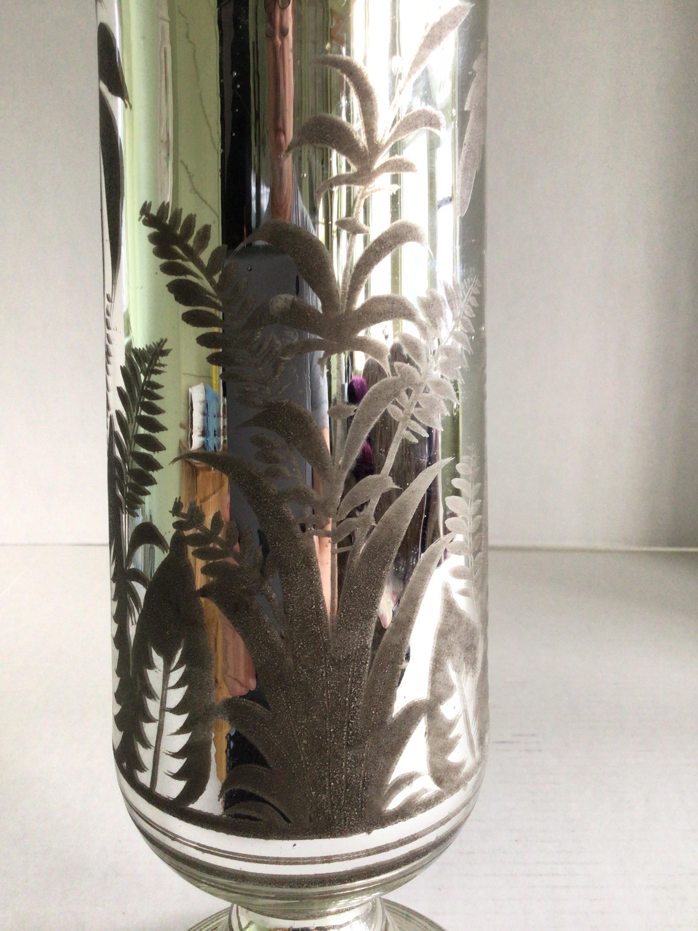 Vaso in vetro di mercurio degli anni '20 con decalcomania incisa In condizioni buone in vendita a Tarrytown, NY