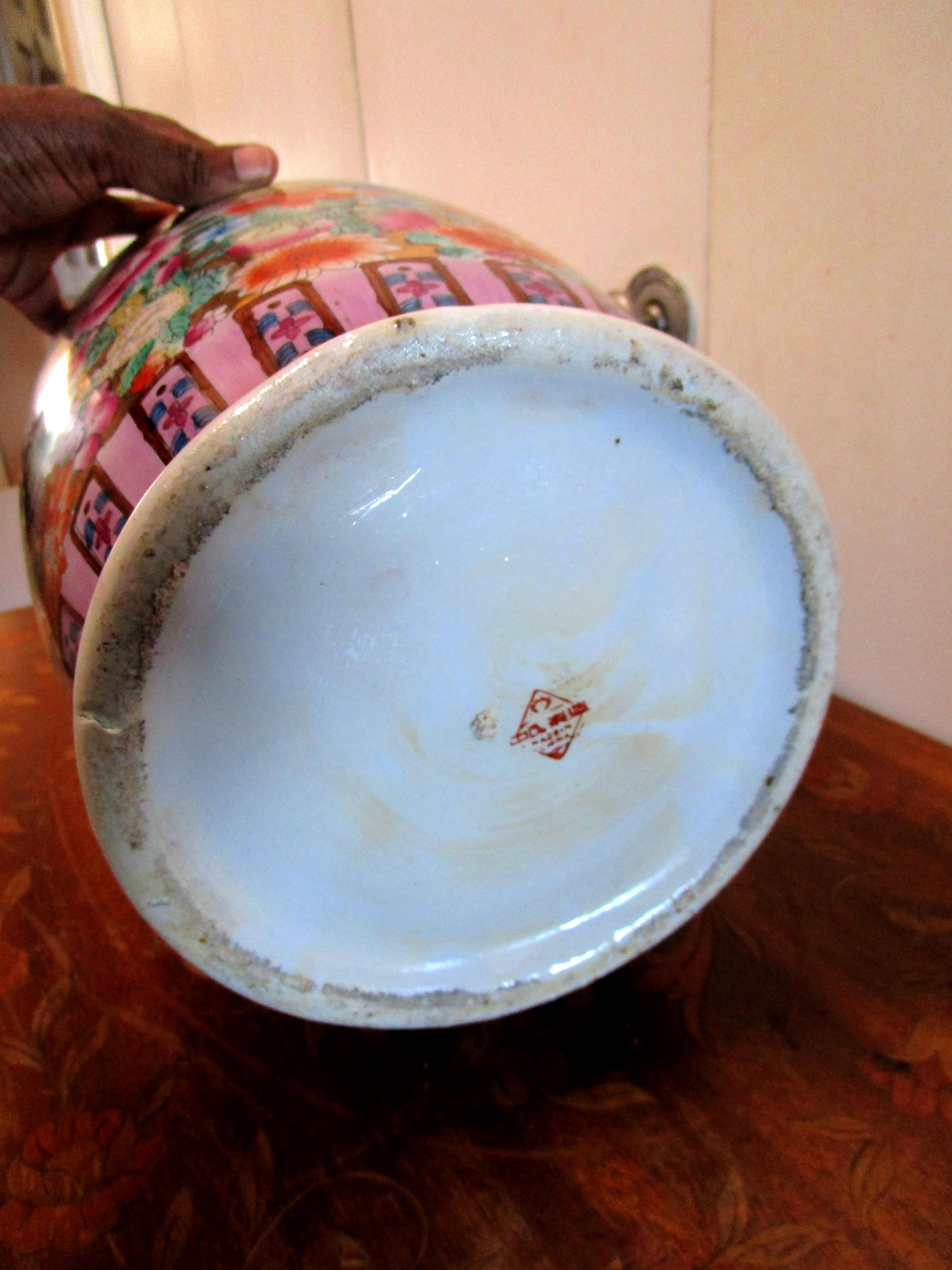 Ceramic 1920s Mille Fiori Chinese Export Parcel Gilt Monumental Rouleau Vase For Sale