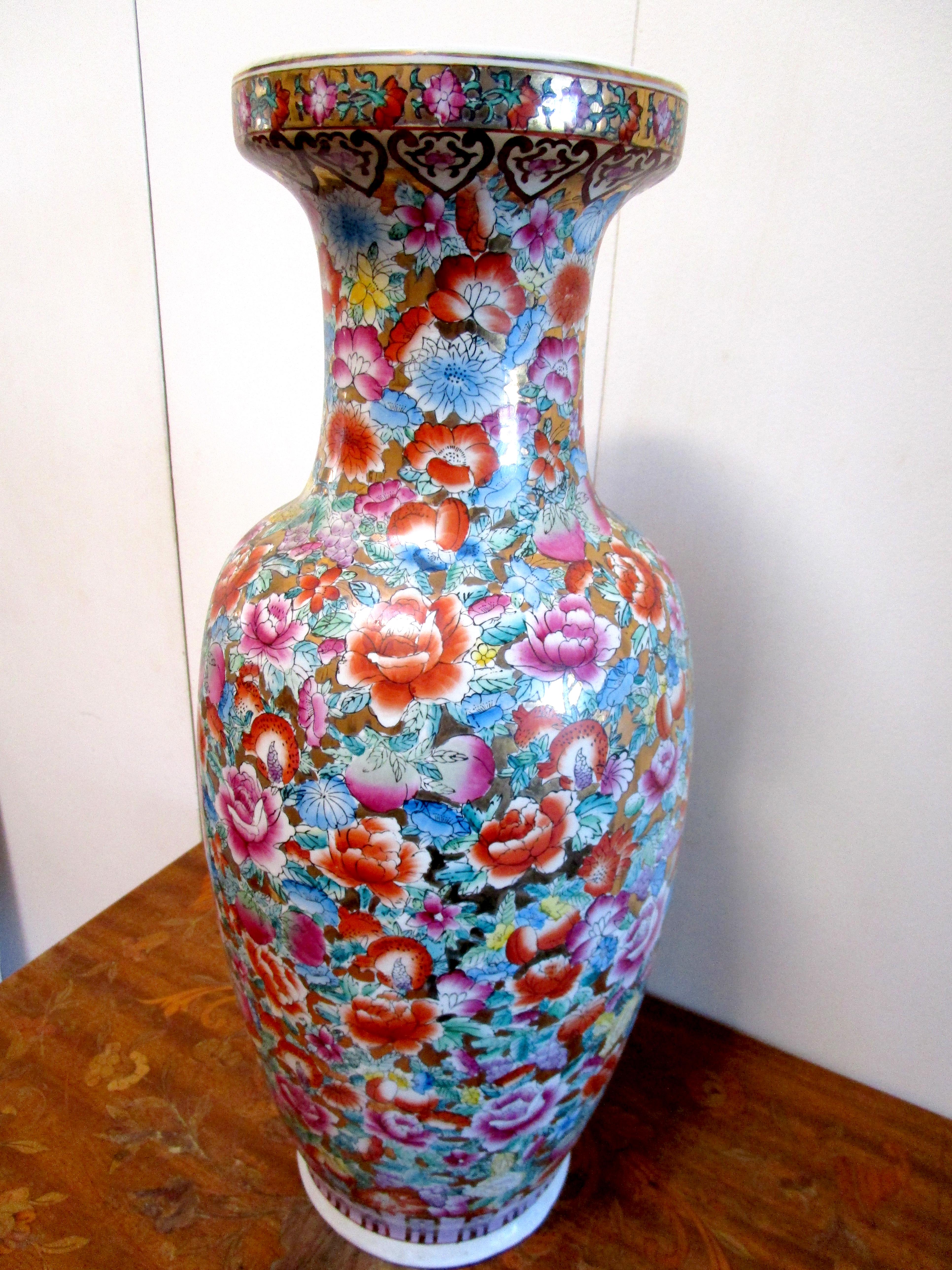 1920s Mille Fiori Chinese Export Parcel Gilt Monumental Rouleau Vase For Sale 3