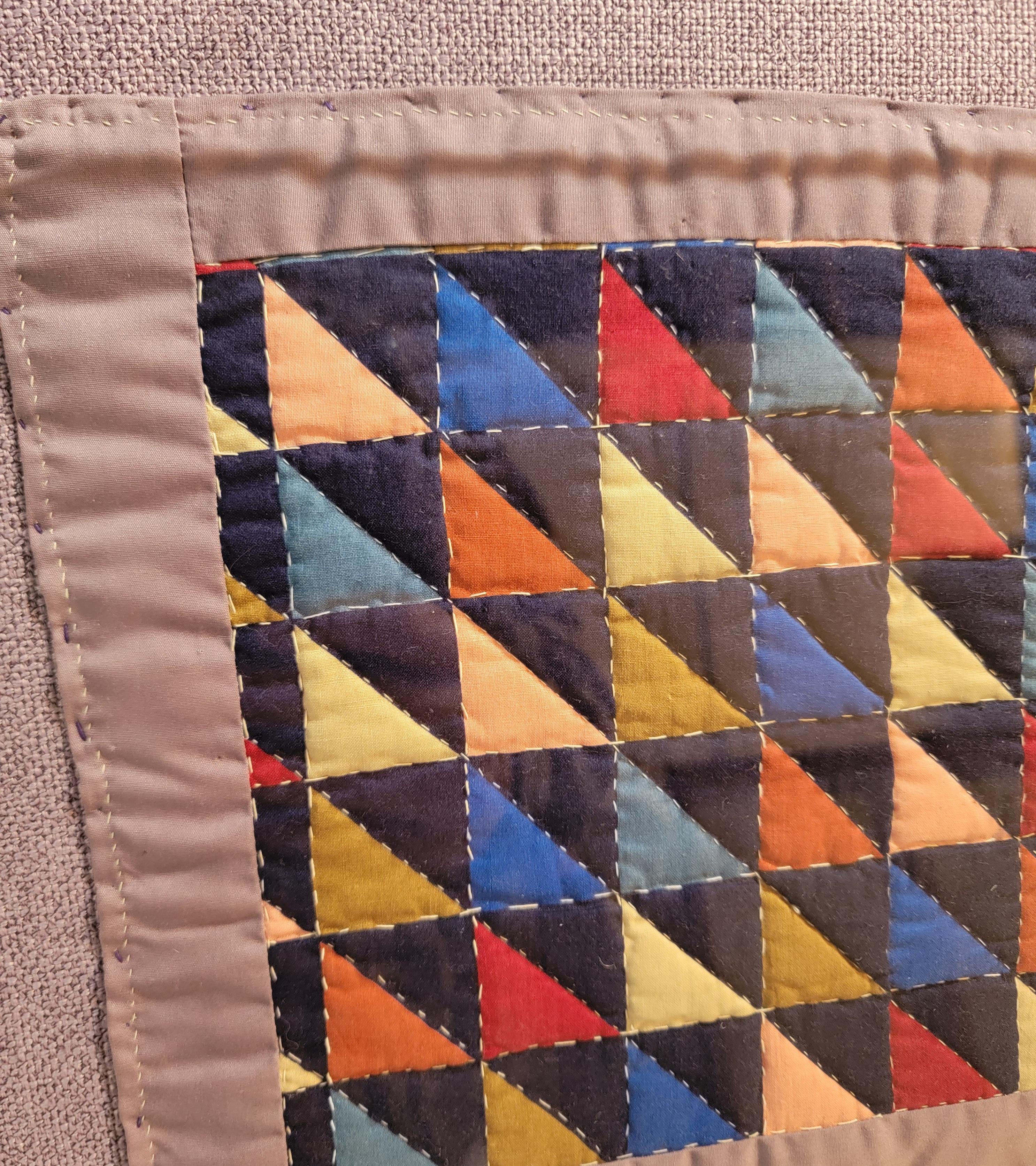 Cet excellent quilt pour petites poupées est en excellent état, en coton poli et cousu à la main sur un lin en coton lavande, puis monté sur un cadre en bois et prêt à être accroché dans votre maison ! Cet édredon a été trouvé dans le comté de