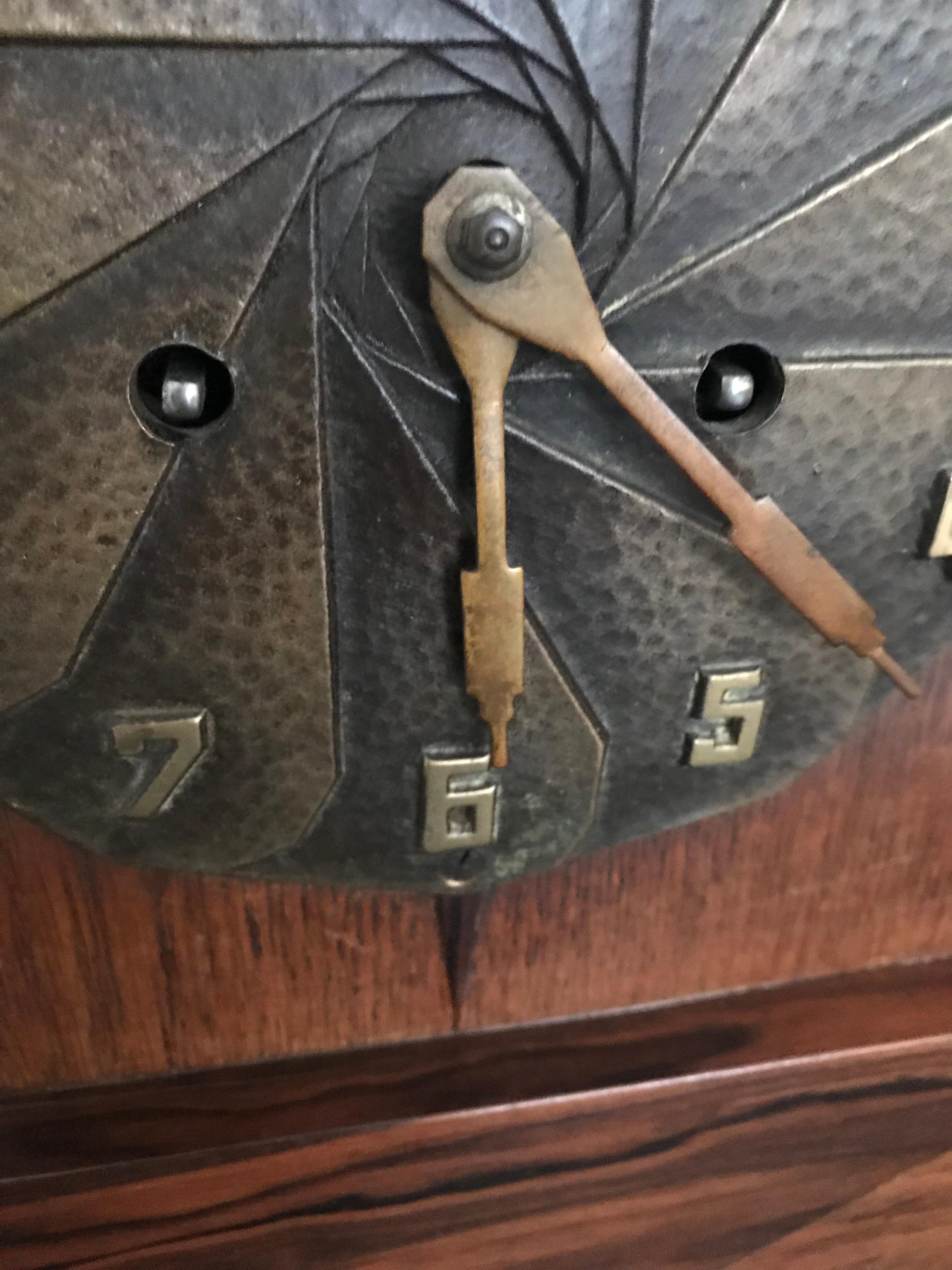 Reloj de manto o de sobremesa de roble, coromandel y bronce, de diseño modernista de los años veinte Art Decó Bronce en venta