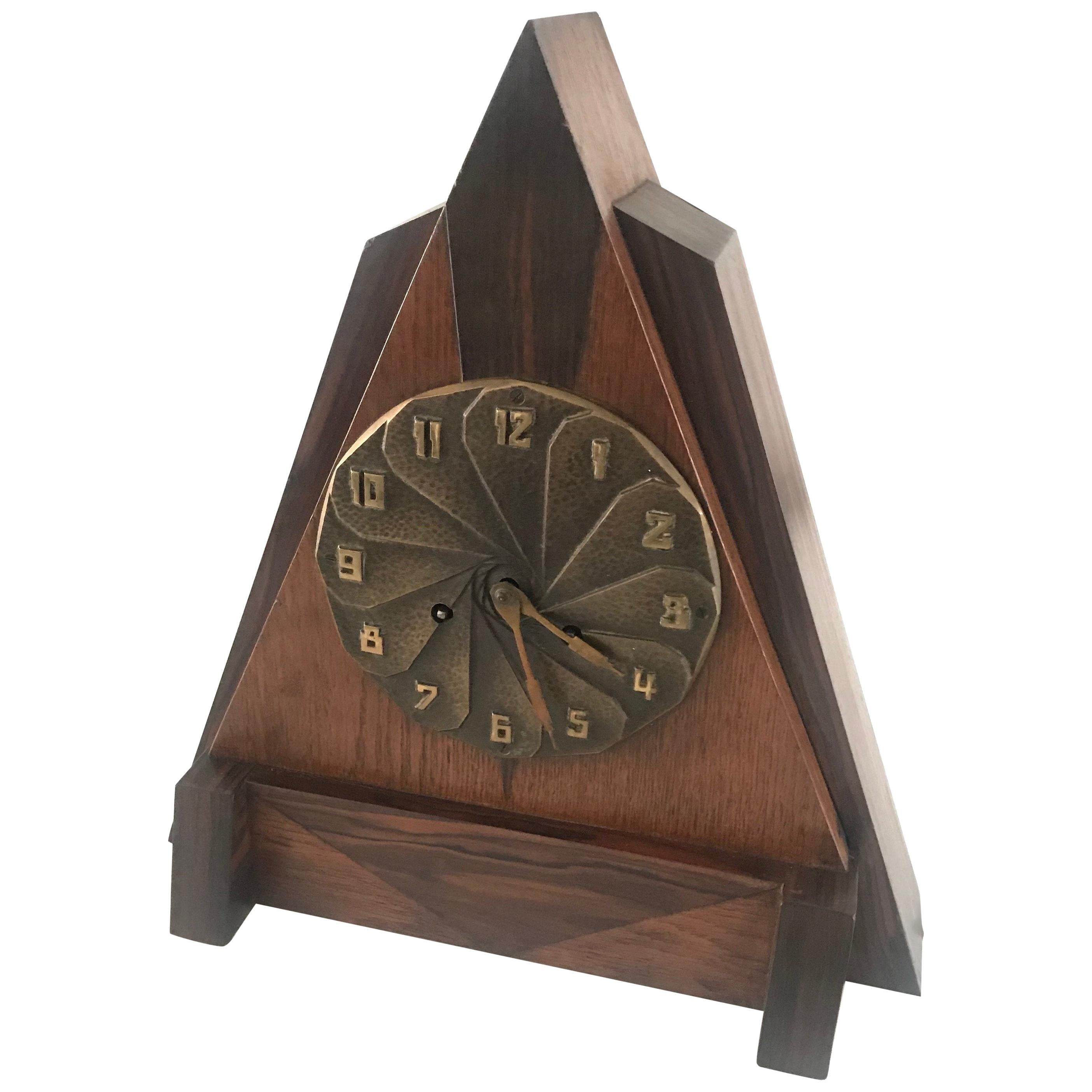 Reloj de manto o de sobremesa de roble, coromandel y bronce, de diseño modernista de los años veinte Art Decó Holandés en venta