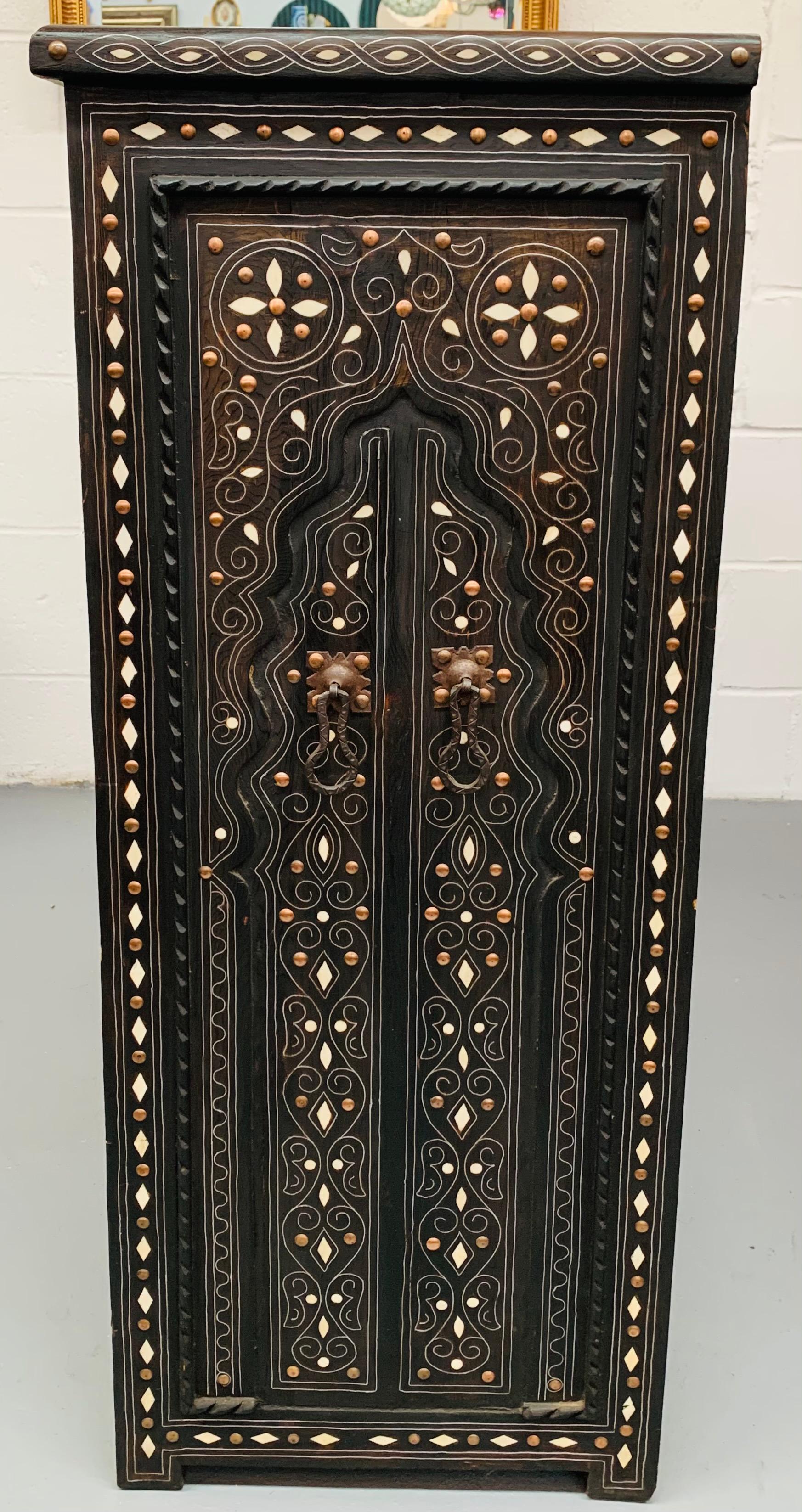 1920s Moroccan Commode, Chest, Cabinet or Sideboard with Arch Design In Good Condition In Plainview, NY
