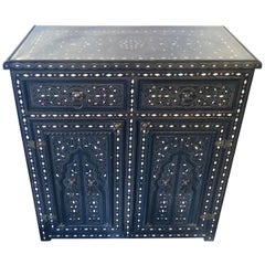 commode:: coffre:: armoire ou buffet marocain des années 1920 avec motif d'arcade