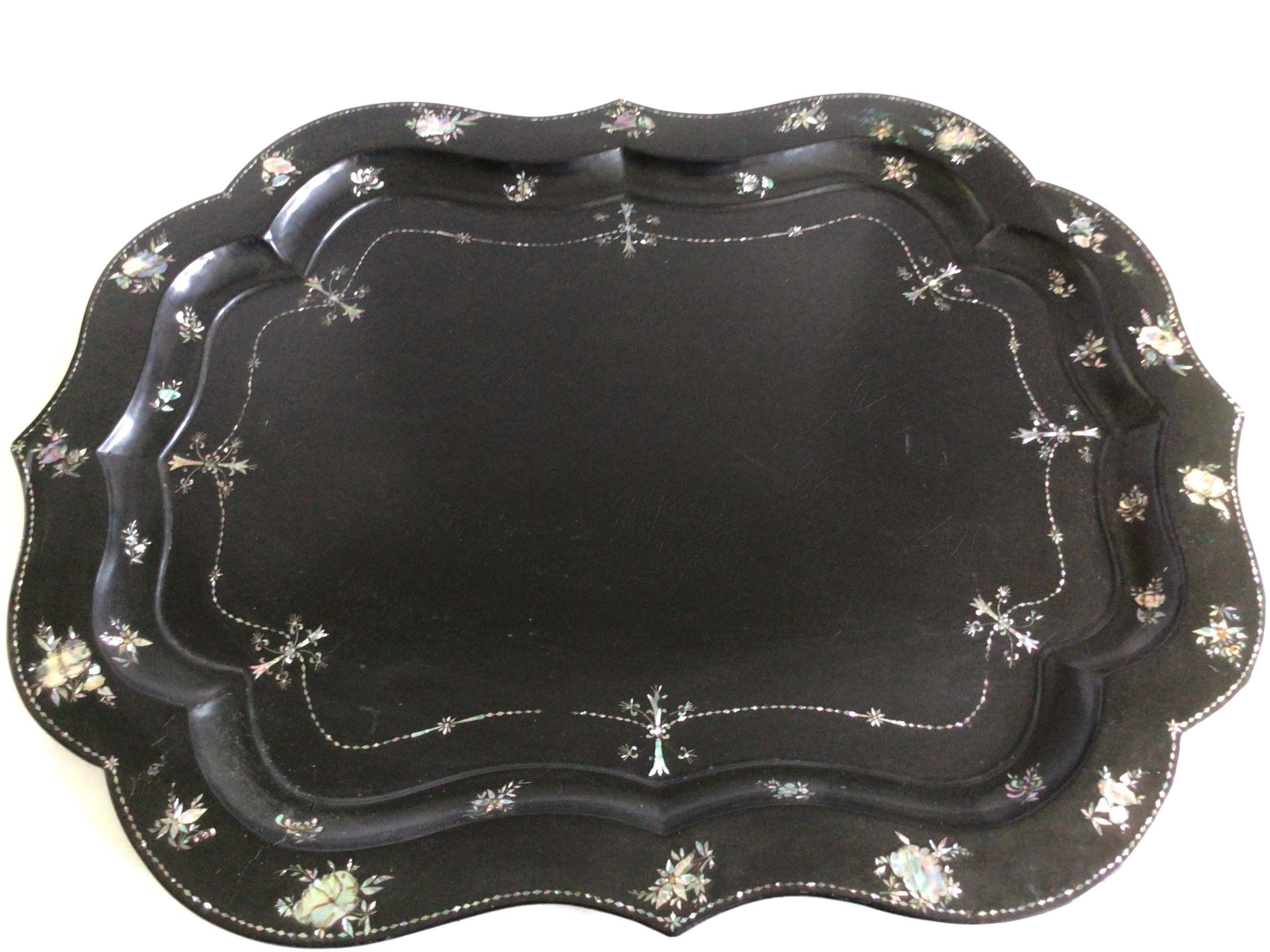 1920er Jahre Perlmutt und schwarz lackiertes Papier Mache Serviertablett im Angebot 4