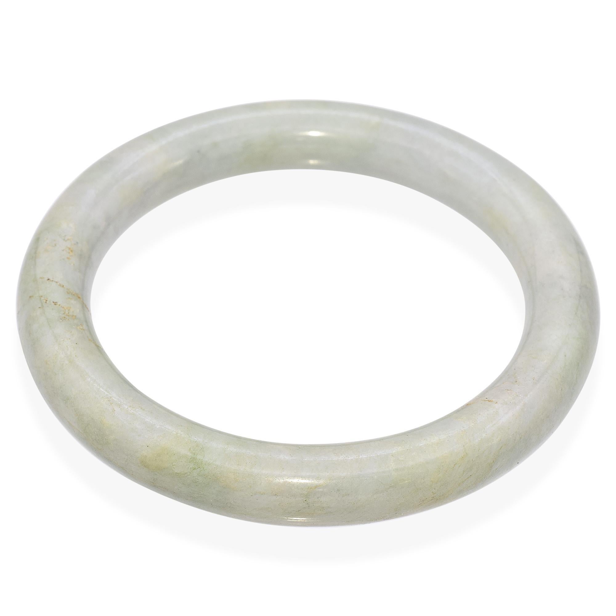Un braccialetto di giada con finitura liscia e lucida in una delicata tonalità verde.

Peso: 99,6 grammi 
A. Stone: Giada 
Misure: 12,3 x 12,5 mm
Dimensione: 8,75

ID interno: BR-1510-020525-11
