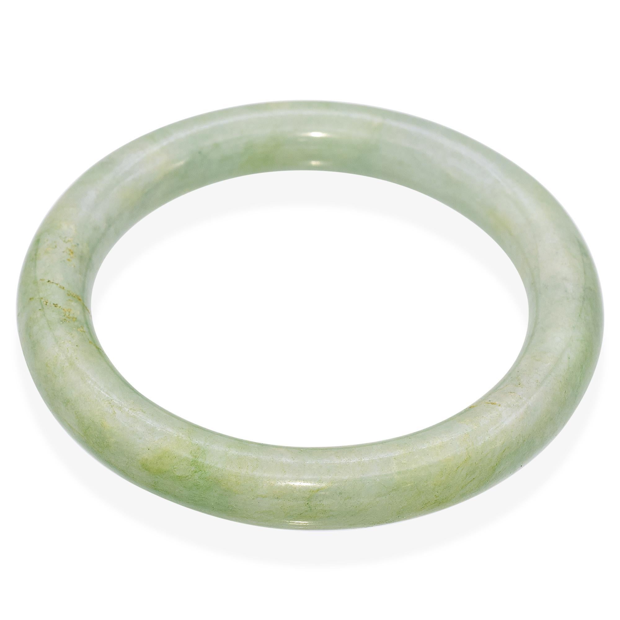 Grezzo Bracciale in giada di giadeite verde chiaro screziato degli anni '20 in vendita