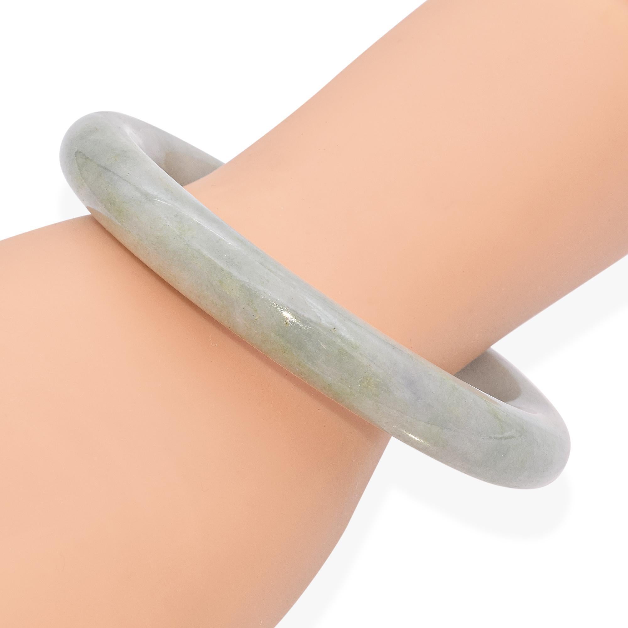 Grezzo Bracciale in giada di giadeite verde chiaro screziato degli anni '20 in vendita