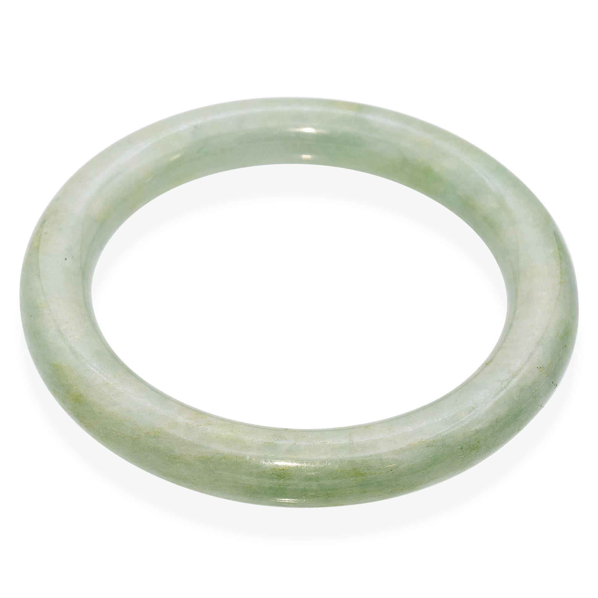 Bracciale in giada di giadeite verde chiaro screziato degli anni '20 In condizioni buone in vendita a New York, NY