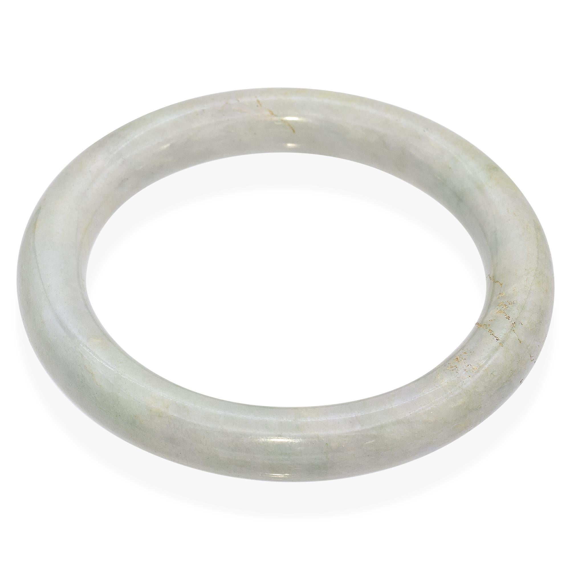 Bracciale in giada di giadeite verde chiaro screziato degli anni '20 In condizioni buone in vendita a New York, NY