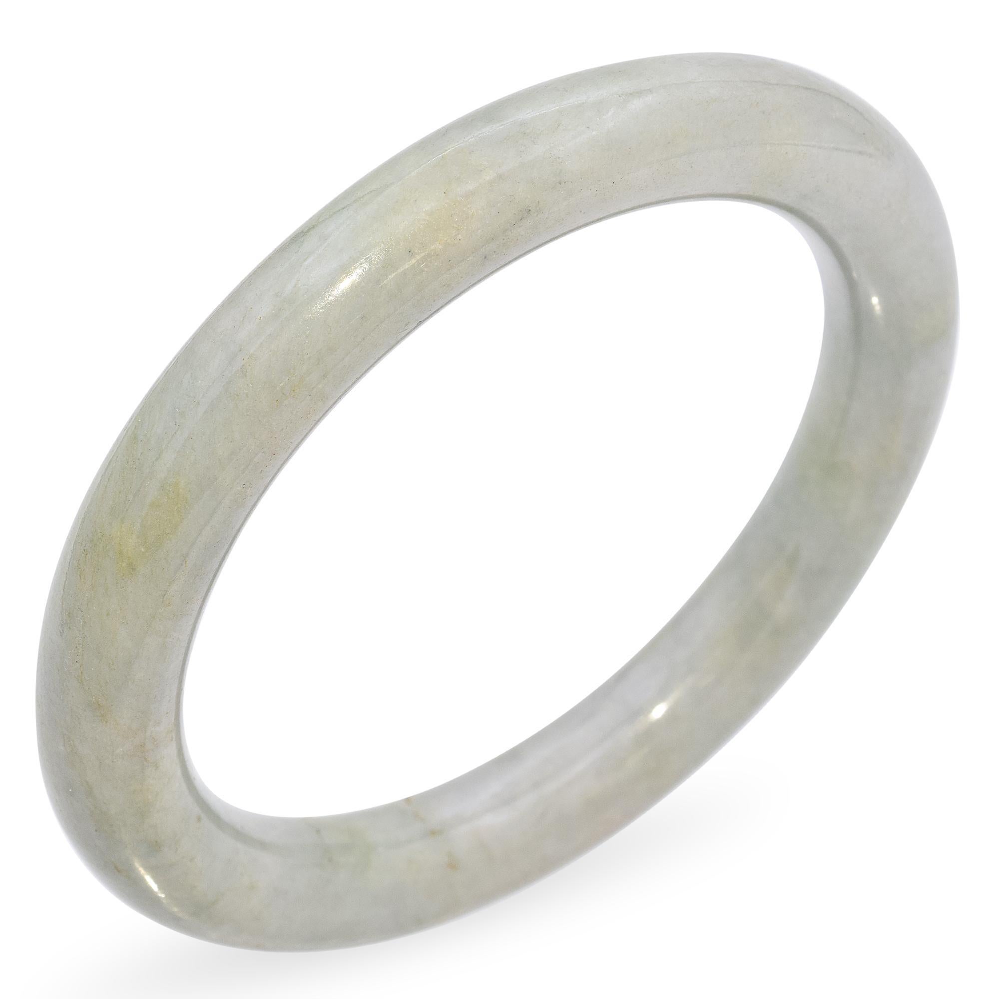 Bracciale in giada di giadeite verde chiaro screziato degli anni '20 in vendita 1