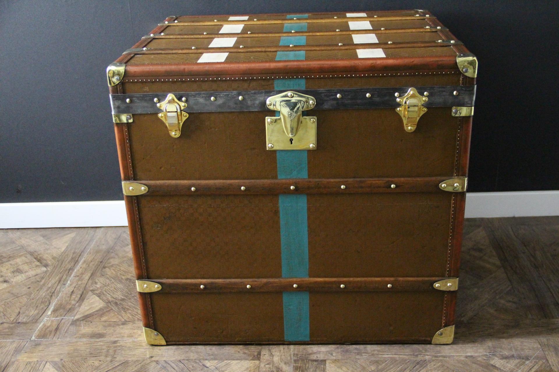 Questo bellissimo e rarissimo baule Moynat è caratterizzato da una bellissima tela a scacchi, finiture in pelle color miele, grandi maniglie laterali in pelle con flange stampate Moynat e serratura in ottone massiccio stampata Moynat. La sua patina