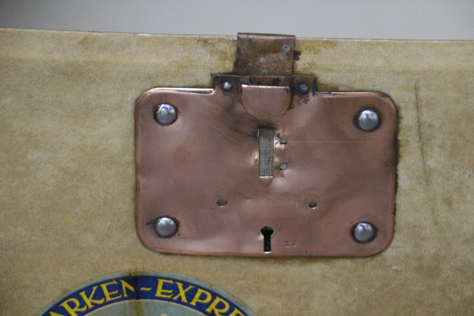 1920er Moynat-Truhe  In Beige Vellum, 100 cm Moynat Steamer Trunk, Moynat Trunk im Angebot 5