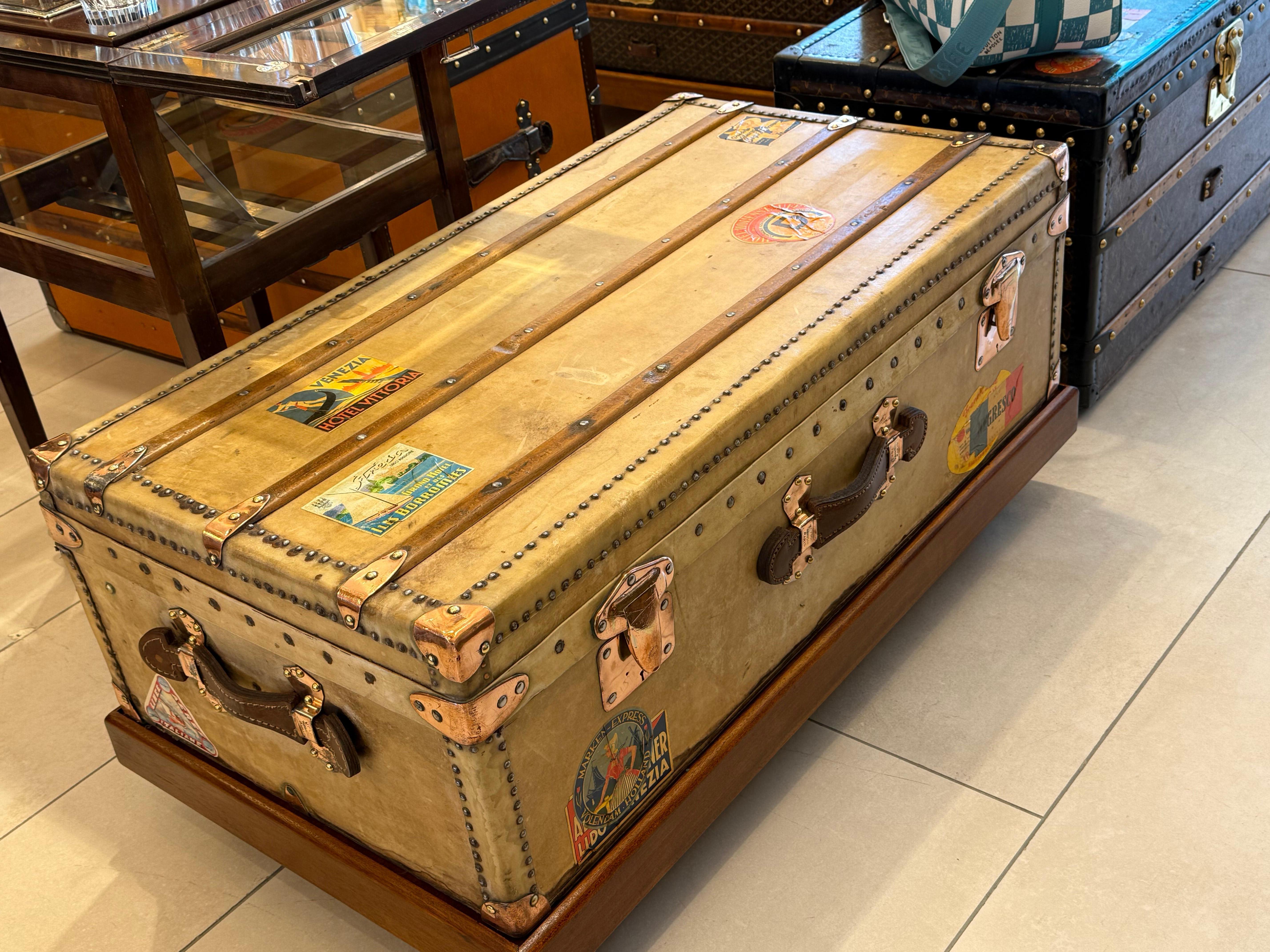 1920er Moynat-Truhe  In Beige Vellum, 100 cm Moynat Steamer Trunk, Moynat Trunk im Angebot 14