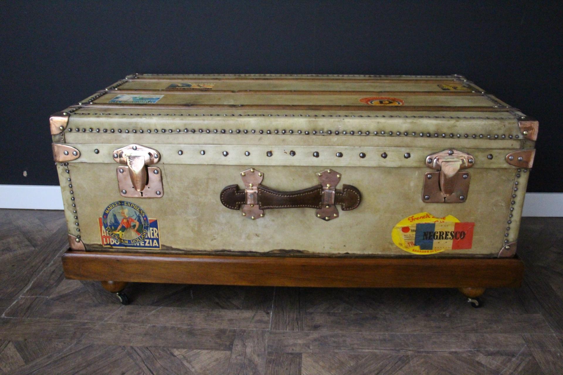 1920er Moynat-Truhe  In Beige Vellum, 100 cm Moynat Steamer Trunk, Moynat Trunk (Französisch) im Angebot