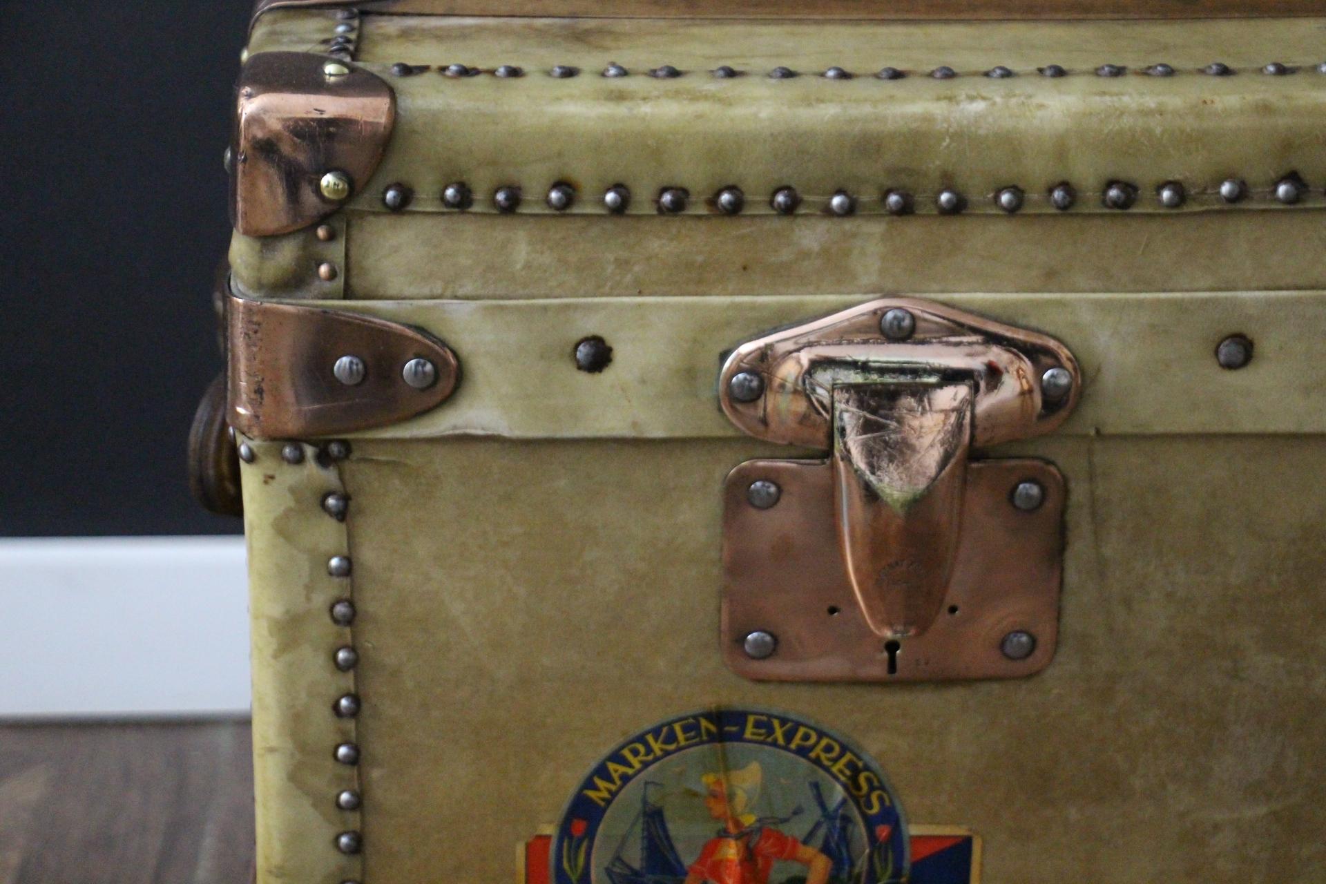 1920er Moynat-Truhe  In Beige Vellum, 100 cm Moynat Steamer Trunk, Moynat Trunk im Zustand „Gut“ im Angebot in Saint-Ouen, FR